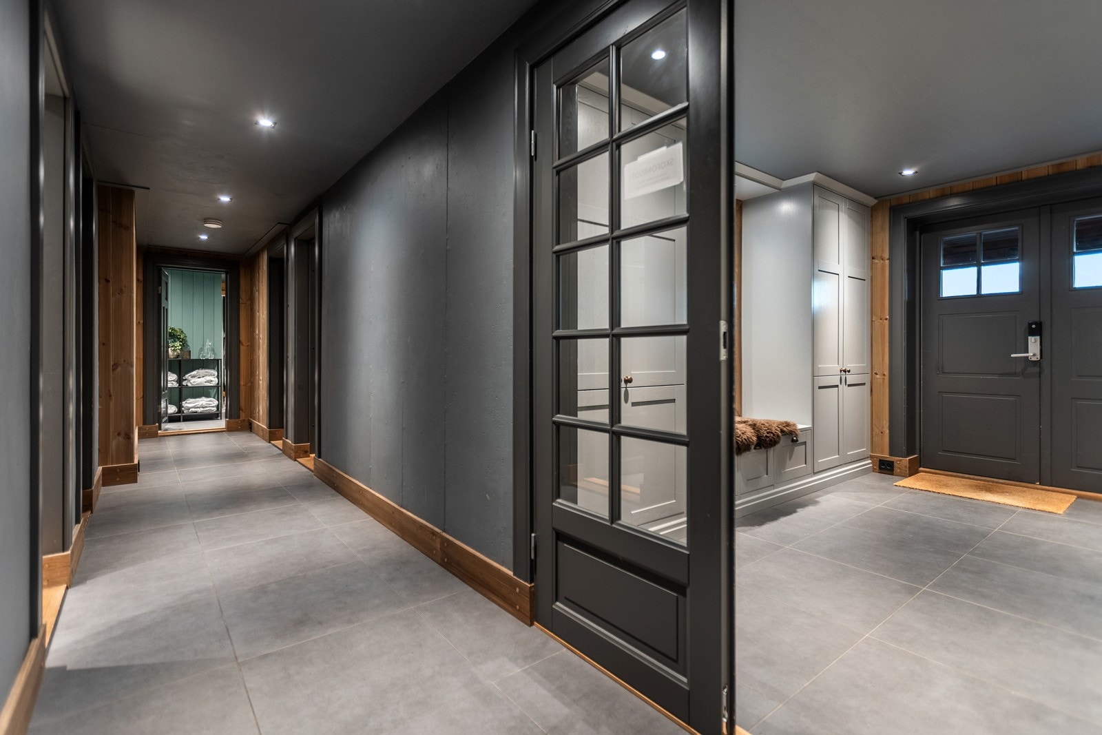 Stor og flott flislagt gang. Galleribilde