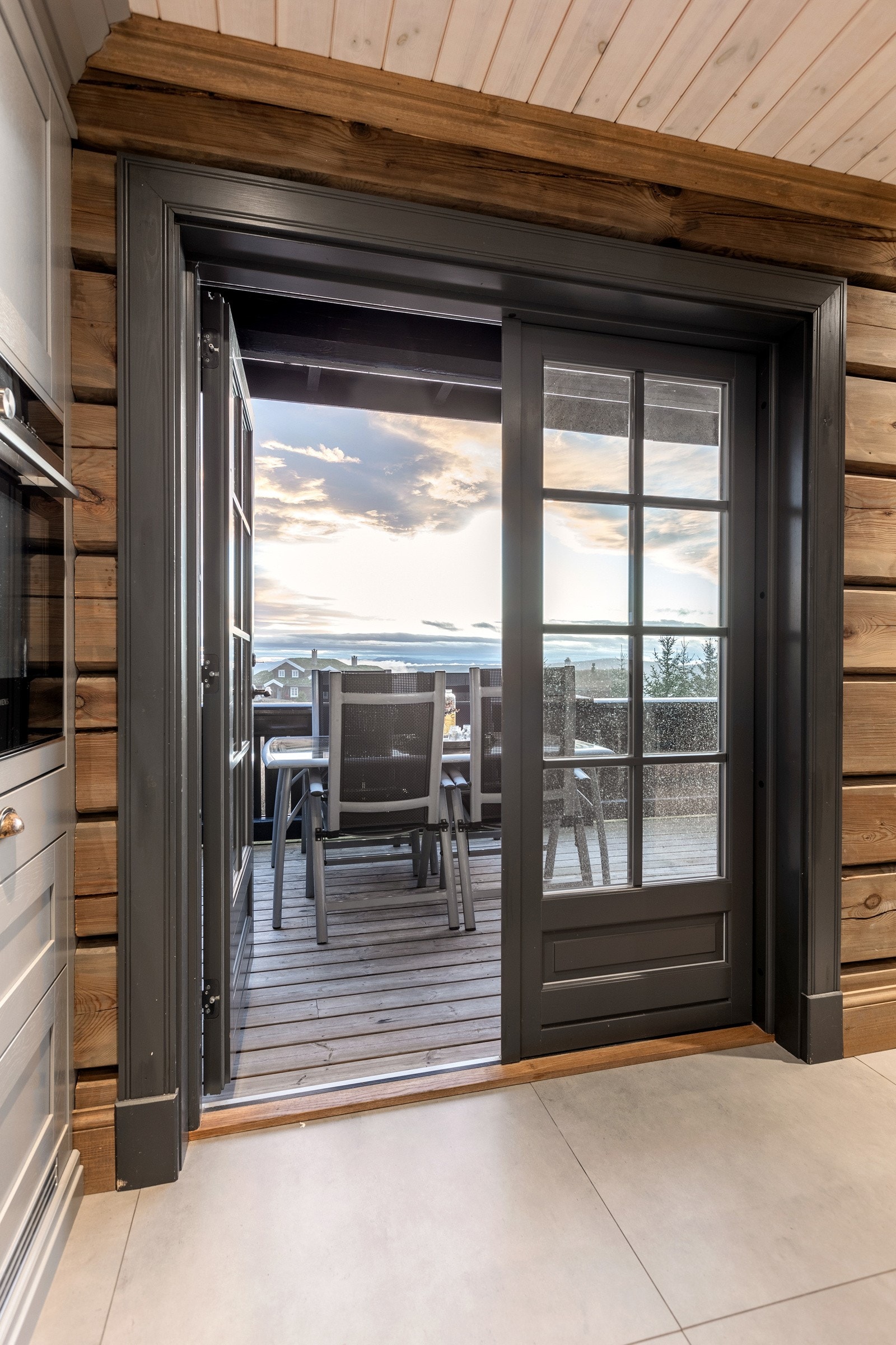 Doble dører fra gangen og inn til spisestuen og kjøkkenet. Galleribilde