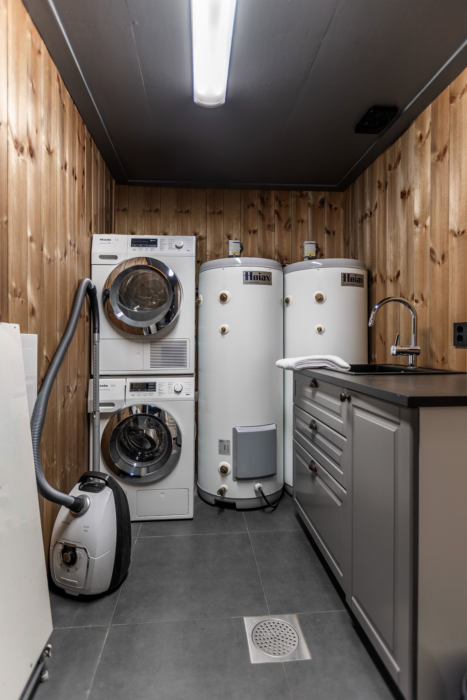 Praktisk vaskerom hvor det er plassert to varmtvannsbereder, hver på 200 liter. Galleribilde