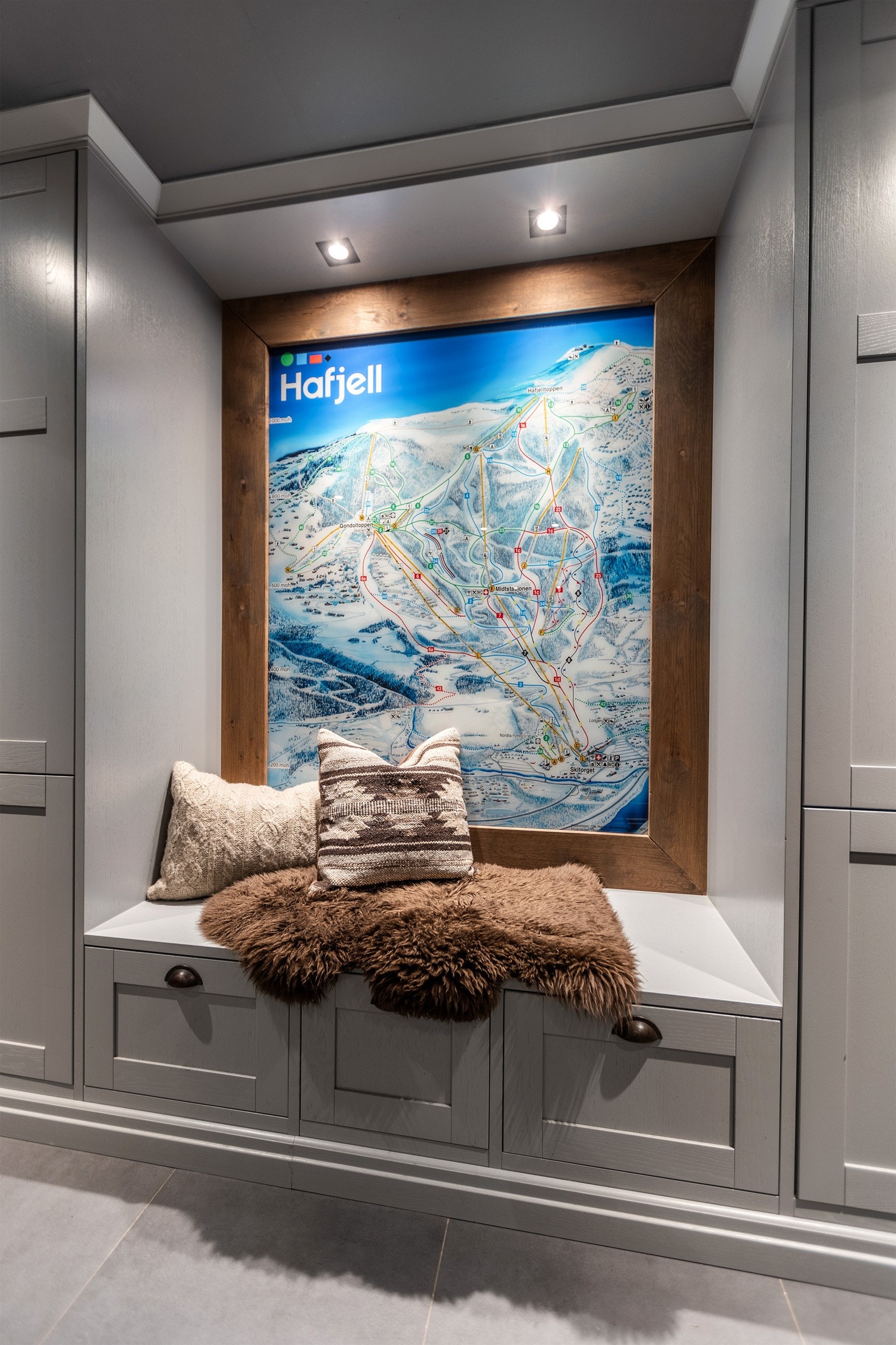 Snekkertilpasset garderobe med sittebenk. Galleribilde