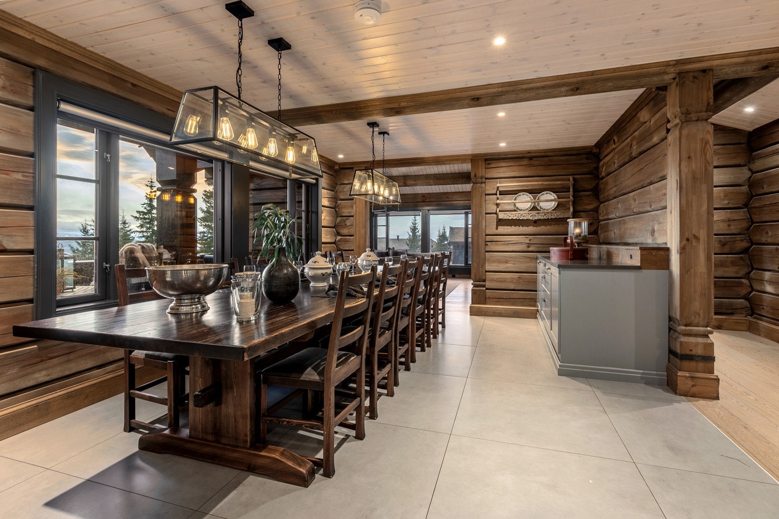 Fra spisestuen kan man nyte både god mat og nydelig utsikt. Galleribilde