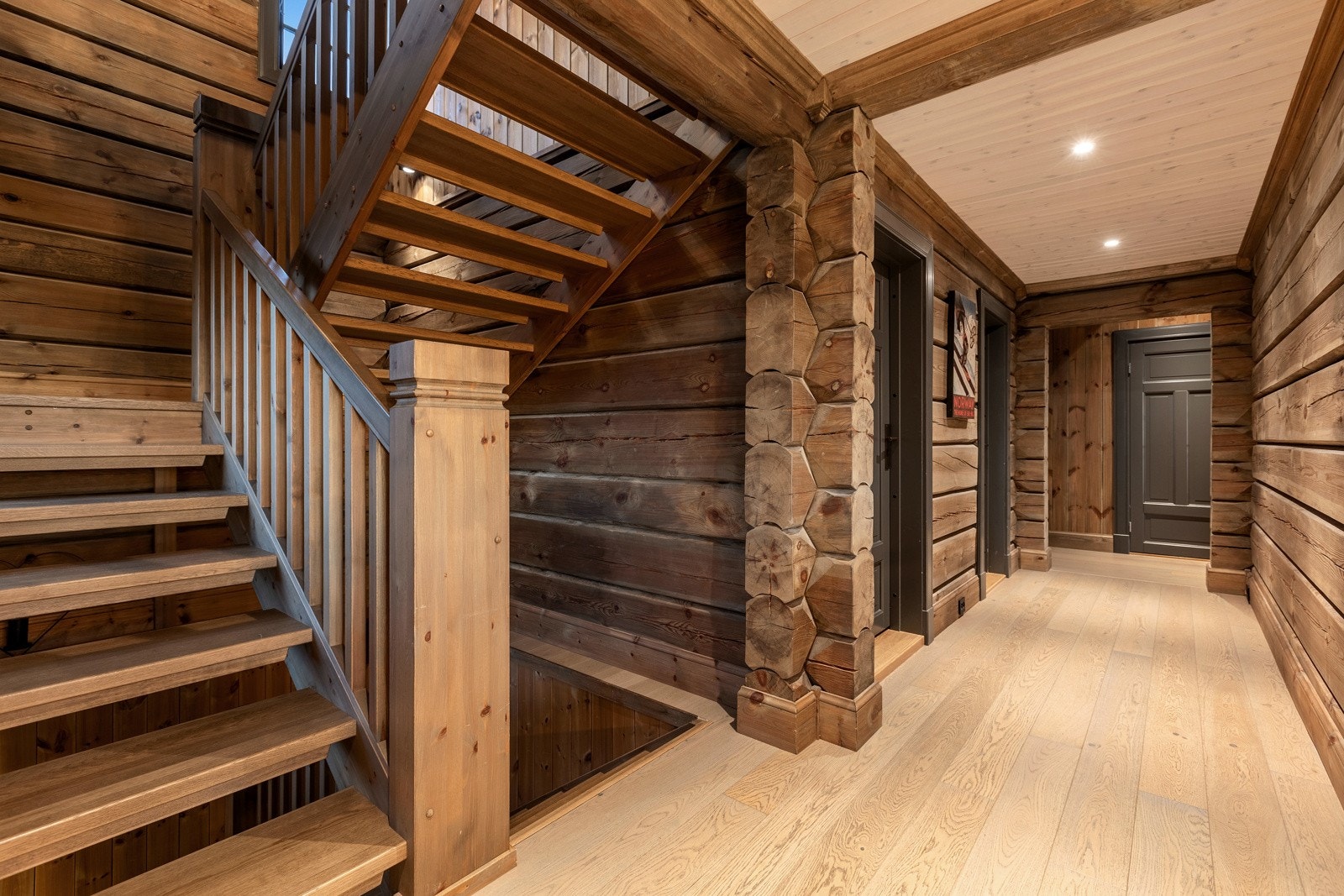 Flotte og solide trapper mellom etasjene. Galleribilde