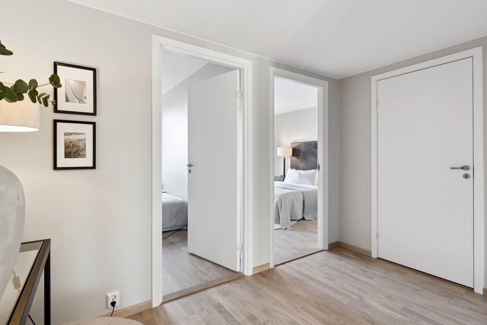 Fra mellomgang til 2 soverom og bad Galleribilde