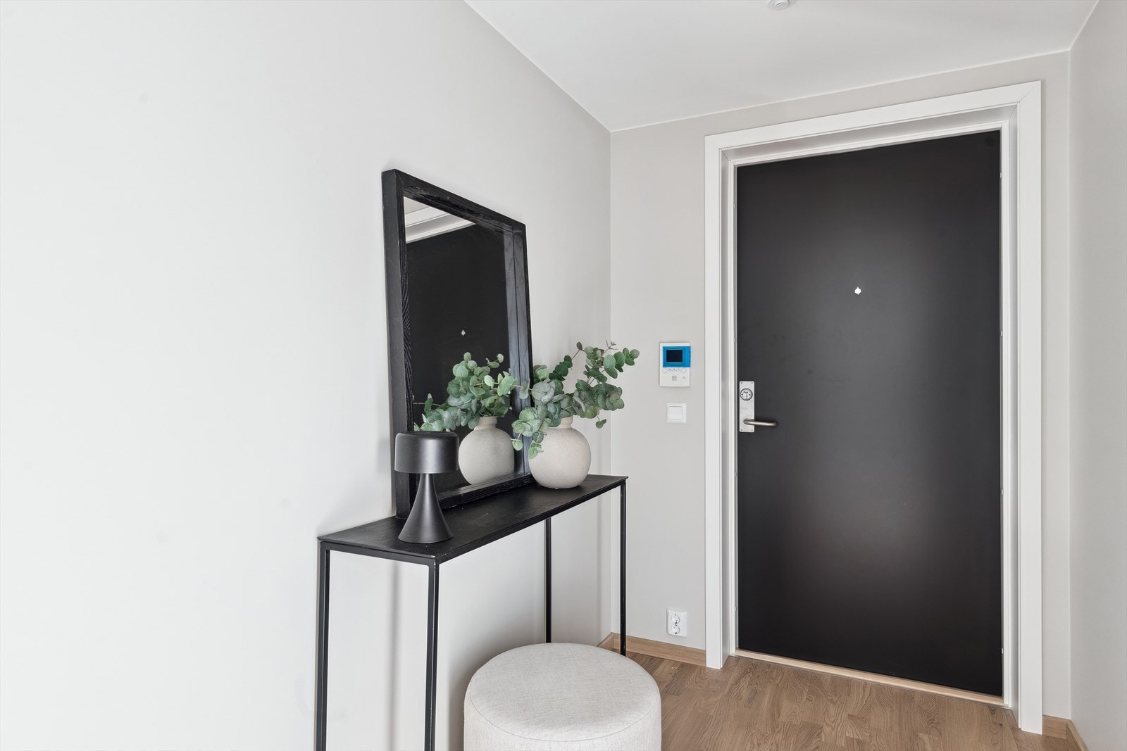 Entre med plass til garderobeskap Galleribilde