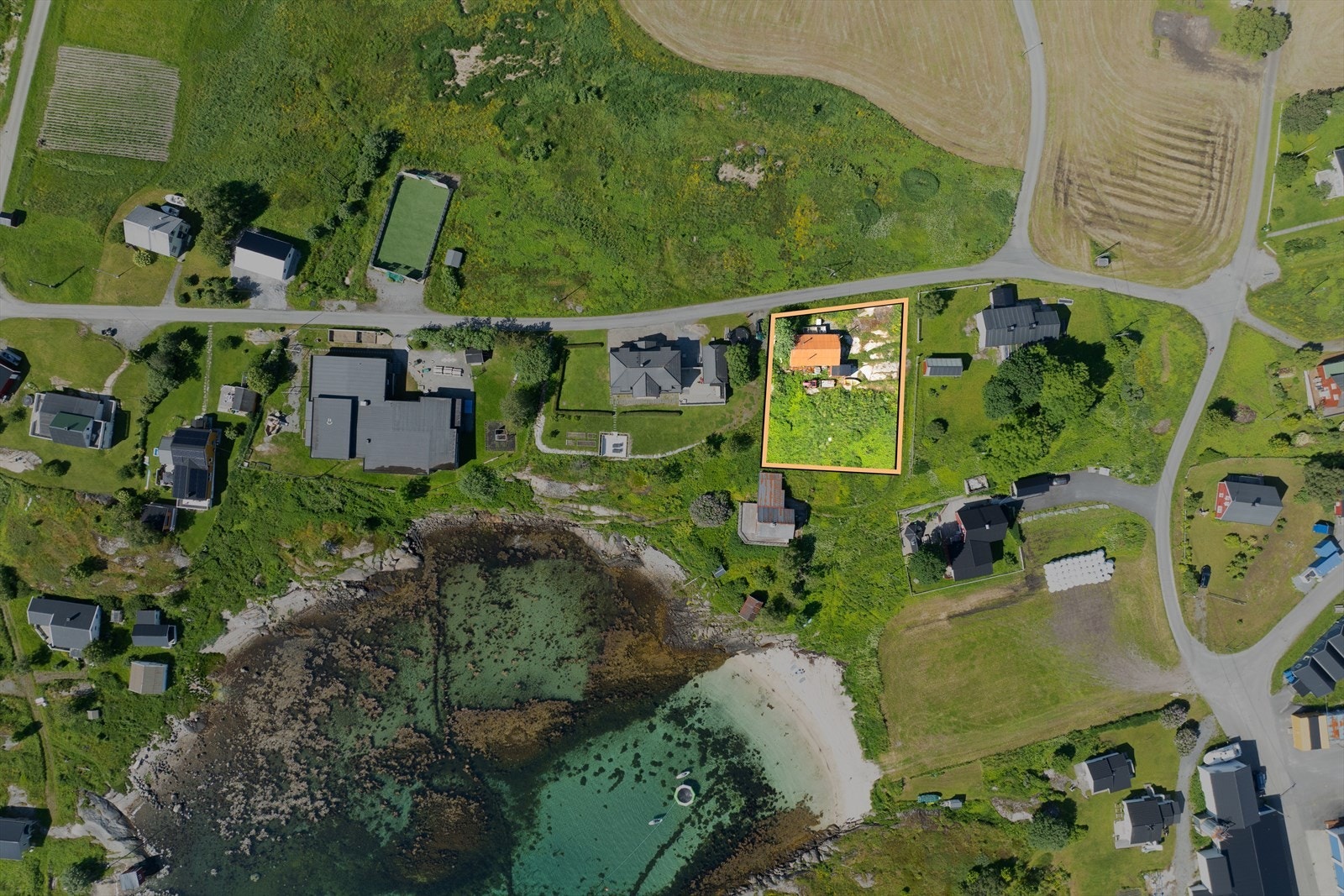 Tomten er relativt stor, 1 220 m2, ligger øst/ sørøst-vendt og har fritt utsyn utover havet og spektakulære fjellformasjoner på innlandet. Her med fiktive grenser påsatt av fotoleverandør. Galleribilde