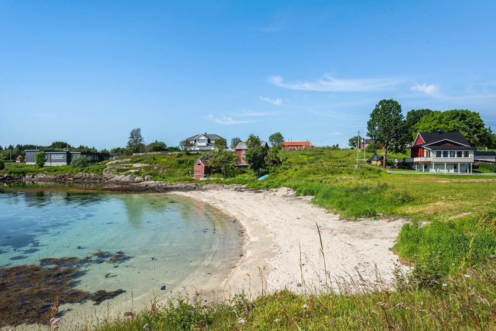 Nydelig sandstrand rett nedefor boligtomten. Galleribilde