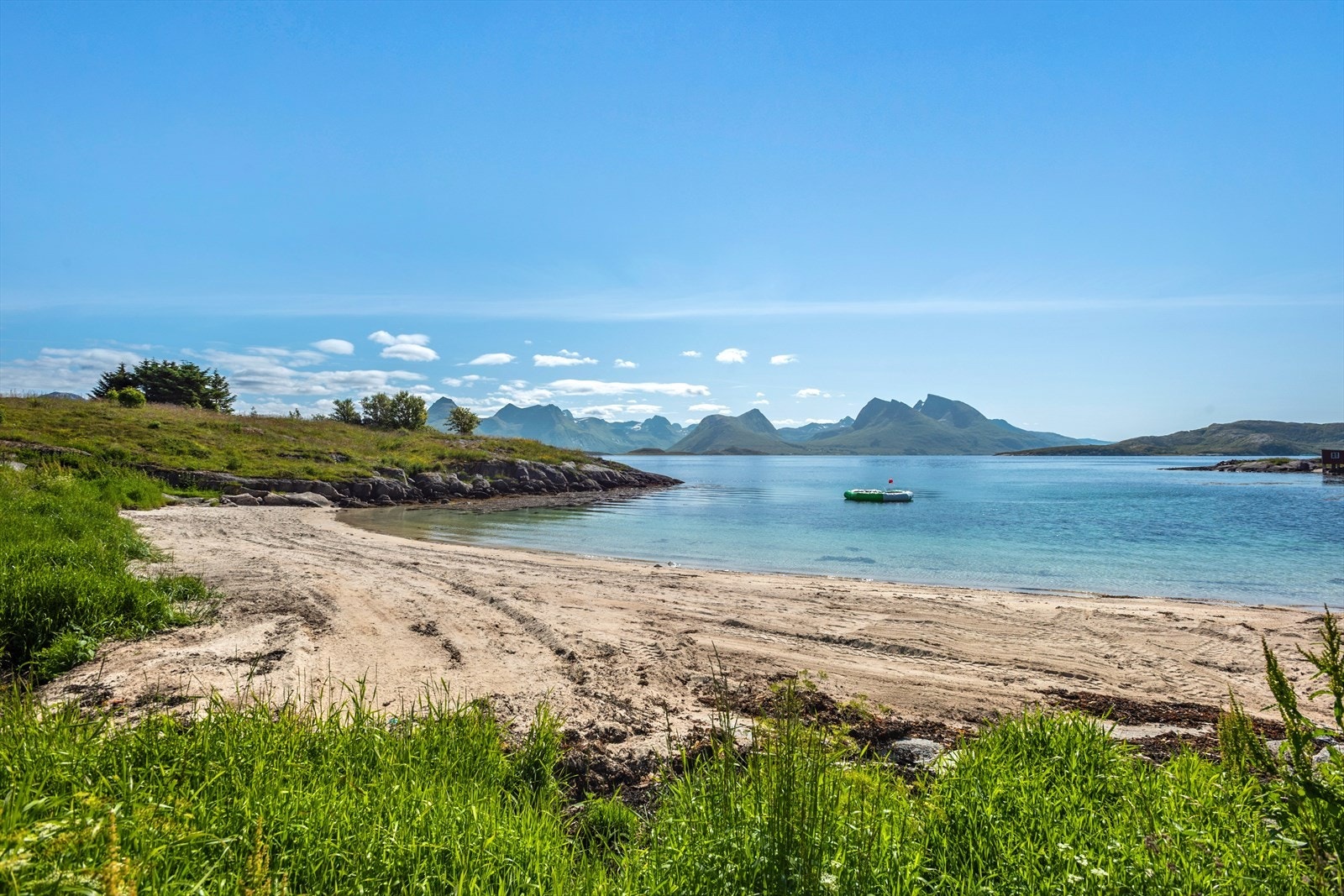Indre Kvarøy er et lite lokalsamfunn med om lag 80 innbyggere, og har både barnehage, skole, butikk, postterminal, restaurant, pub, kafè mv. Galleribilde