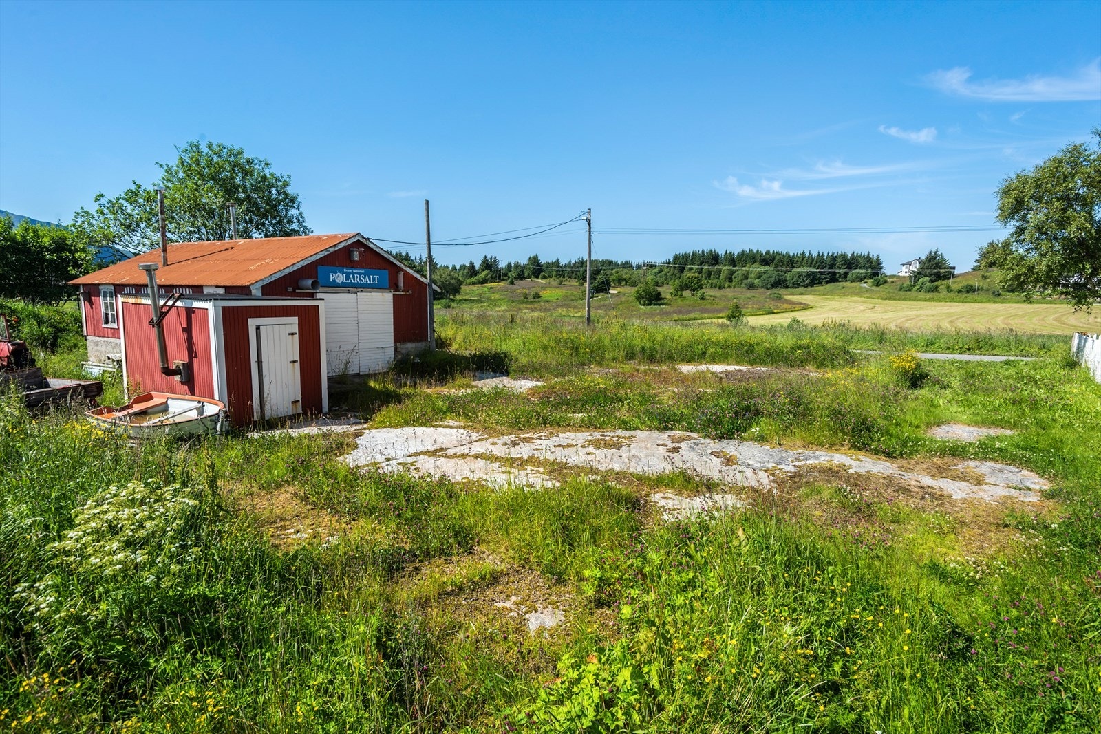 Indre Kvarøy utgjør et eget lite lokalsamfunn med om lag 80 innbyggere, og har både barnehage, skole, butikk, postterminal m.m. Galleribilde