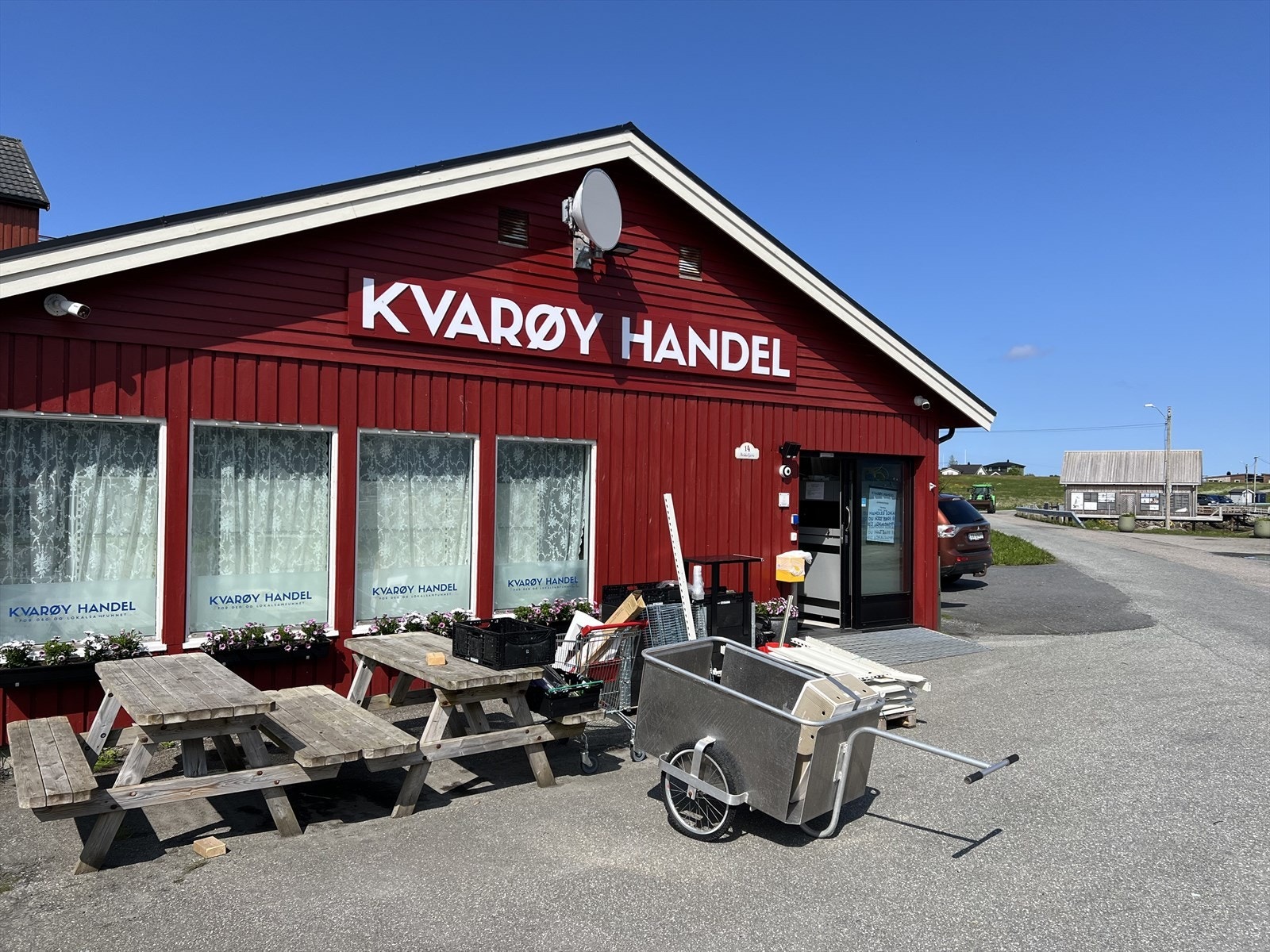 Nærbutikken er Kvarøy Handel, en kjempehyggelig landhandel med det du trenger for hverdags og fest når du er på øya, og litt til. Og skulle du ha lyst på maten servert, har øya både kafé, pub og en svært god og koselig restaurant. Nå snart døgnåpen! Galleribilde