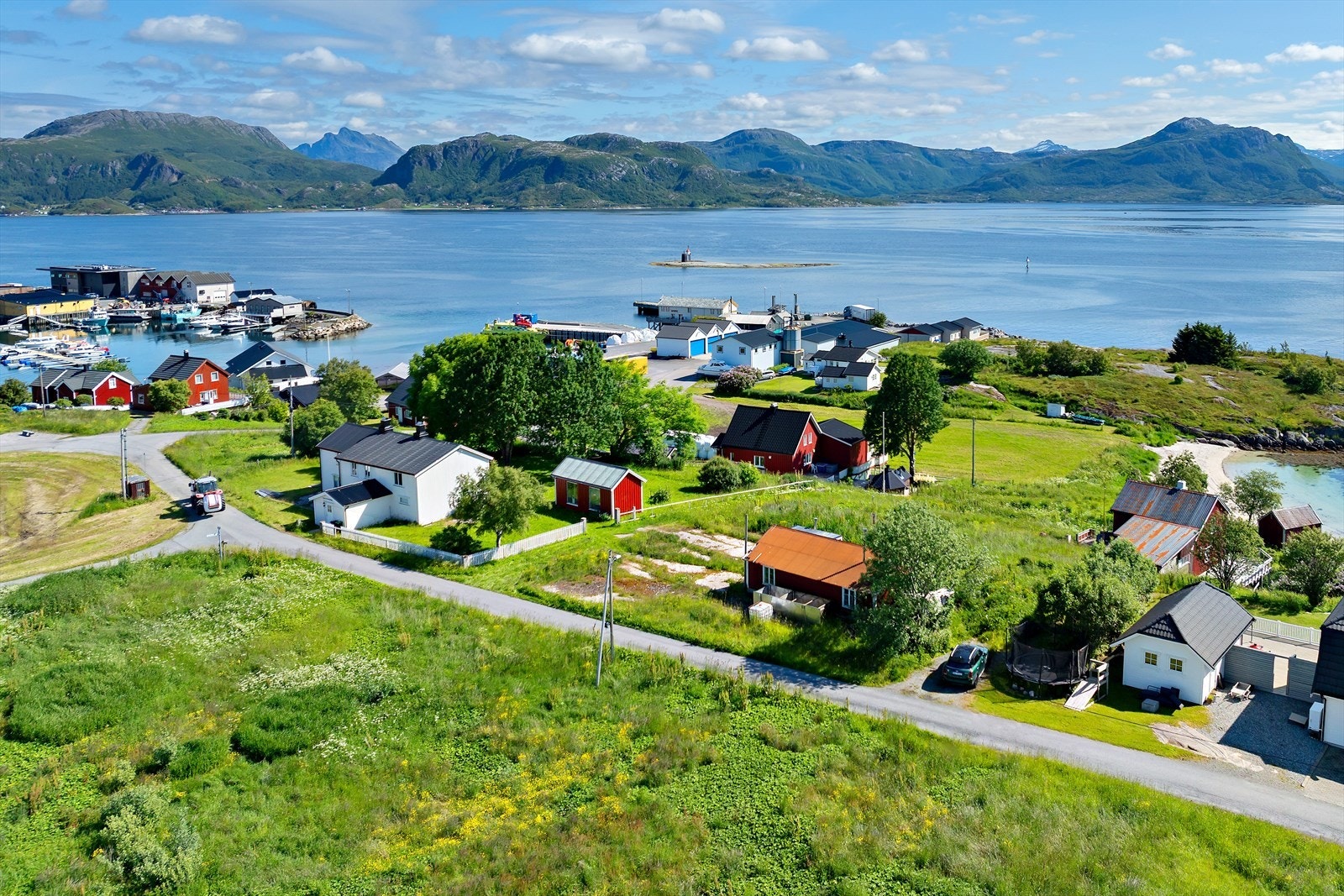 Indre Kvarøy ligger fint til for skip som reiser langs kysten, og ble brukt som anløpsstad for dampskip frå 1860-talet. Fra 1893 og utover stansa òg Hurtigruta her, men det gjør ho ikke lenger i dag. Galleribilde