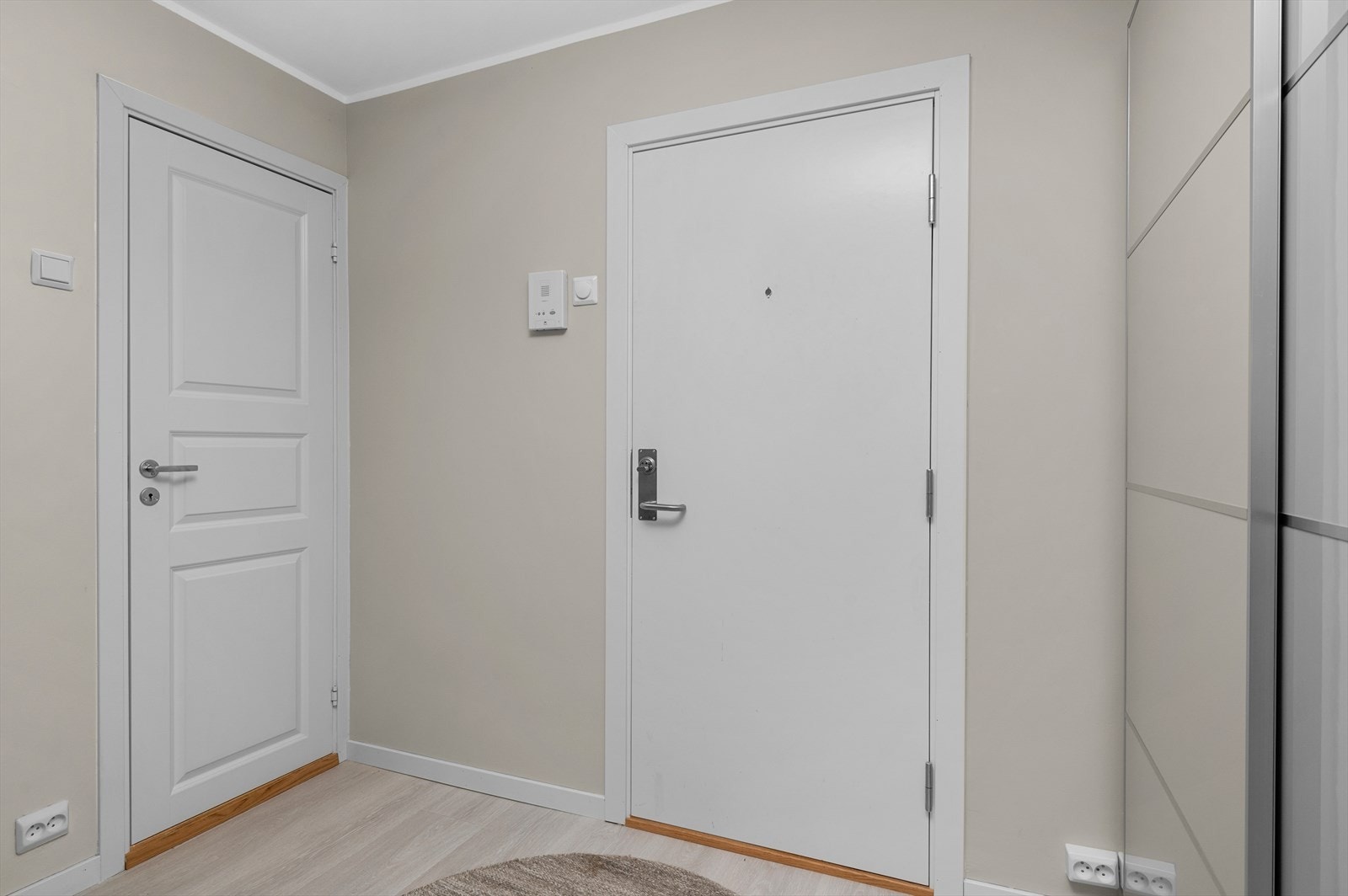 Entré med god plass til oppbevaring av sko og yttertøy. Det er etablert en praktisk skyvedørsgarderobe som medfølger handelen - perfekt for ekstra med lagringsplass. Galleribilde