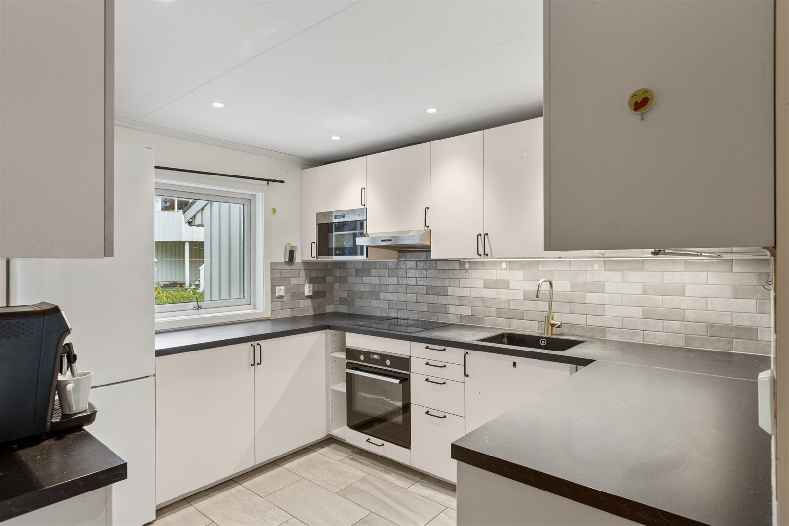 Her er det rikelig med benkeplass og integrerte hvitevarer som gir et ryddig uttrykk Galleribilde