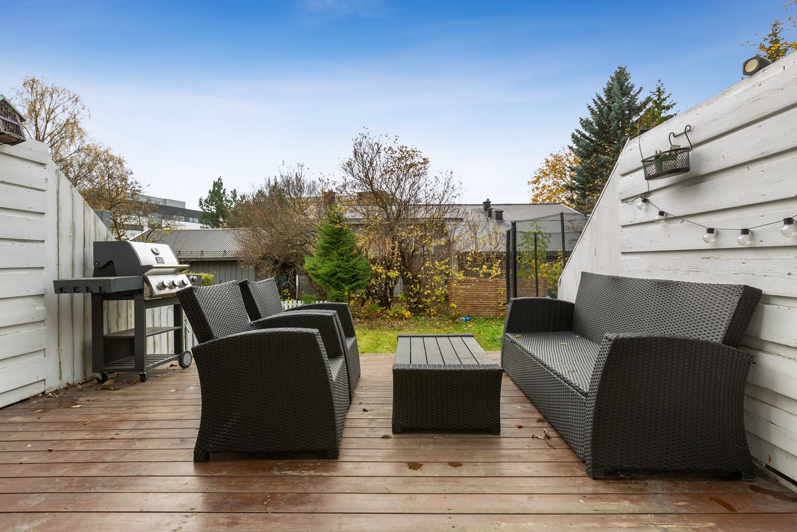 Terreassen har god plass til både sittegruppe og grill Galleribilde