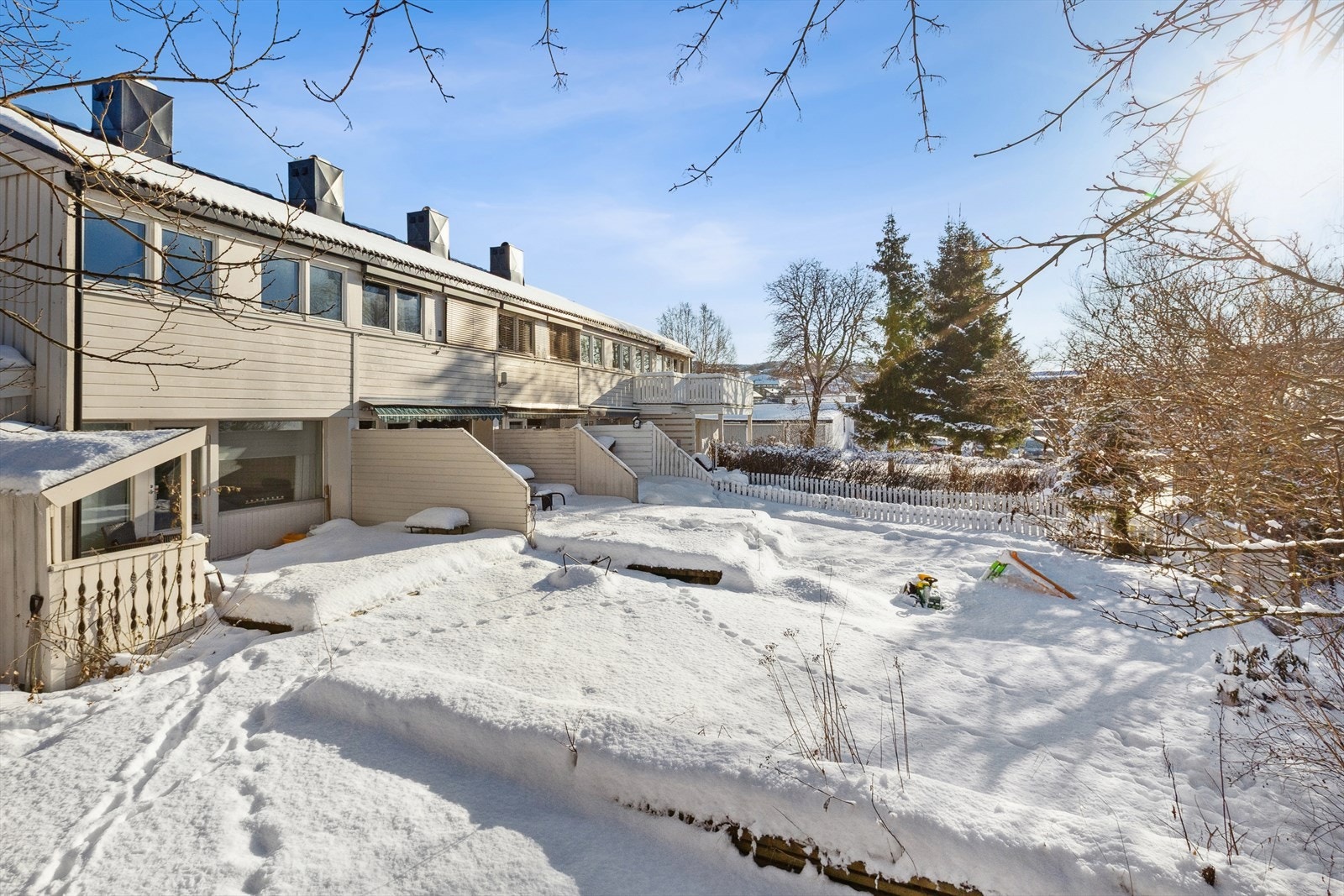 Rekkehuset har en frodig hage med gode solforhold Galleribilde