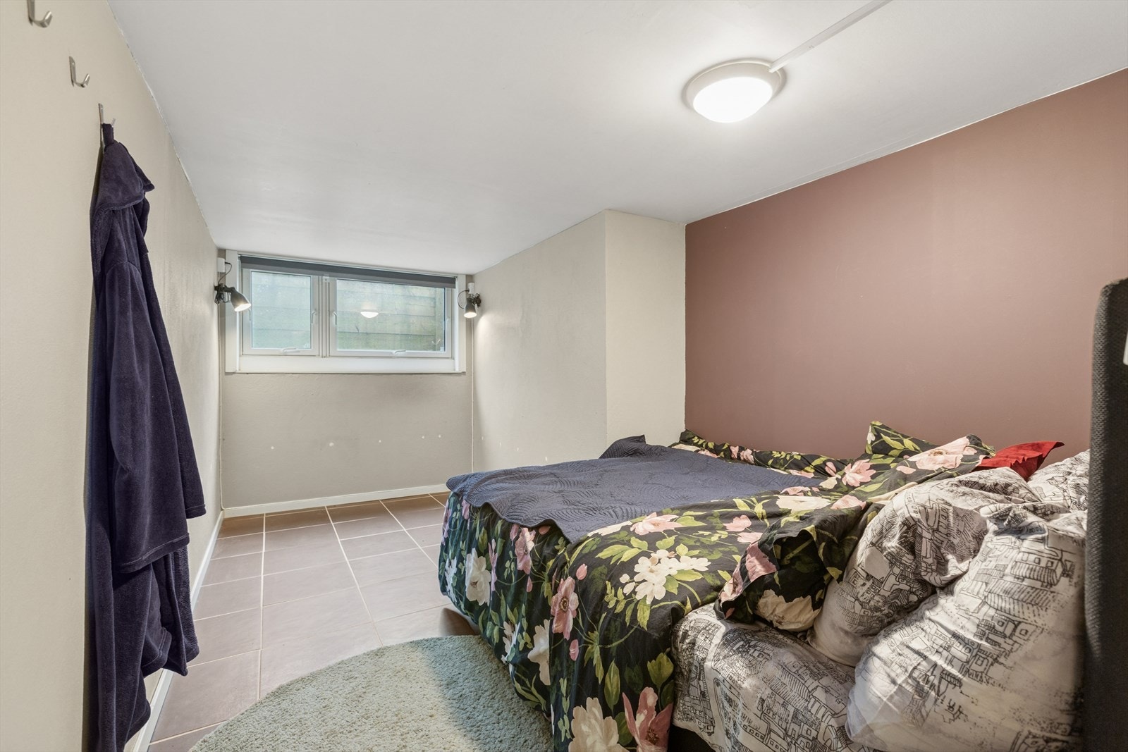 Soverom 3 ligger i underetasjen og har monterte rømningsvinduer Galleribilde