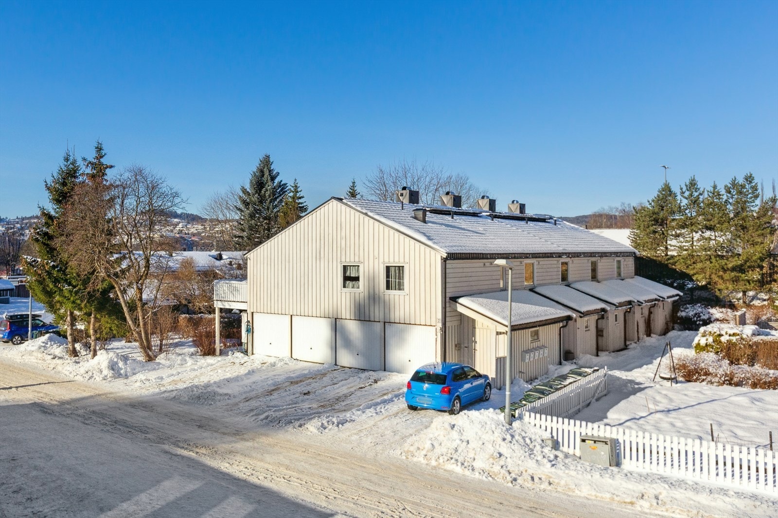 Boligen disponerer egen garasjeplass samt parkering i forkant av porten Galleribilde