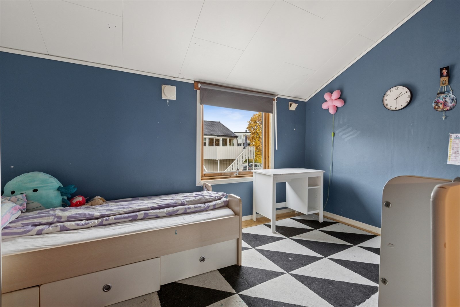 Soverom 2 er også romslig med god plass til både seng, pult og rause garderobeløsninger Galleribilde