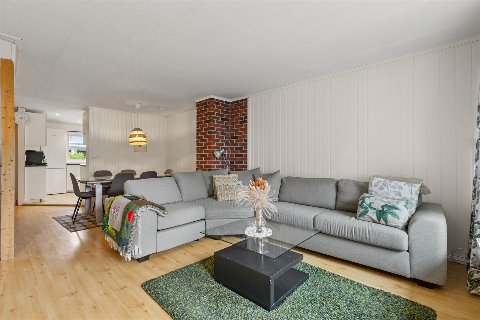 Stuen er romslig og åpner for mange møbleringsmuligheter Galleribilde