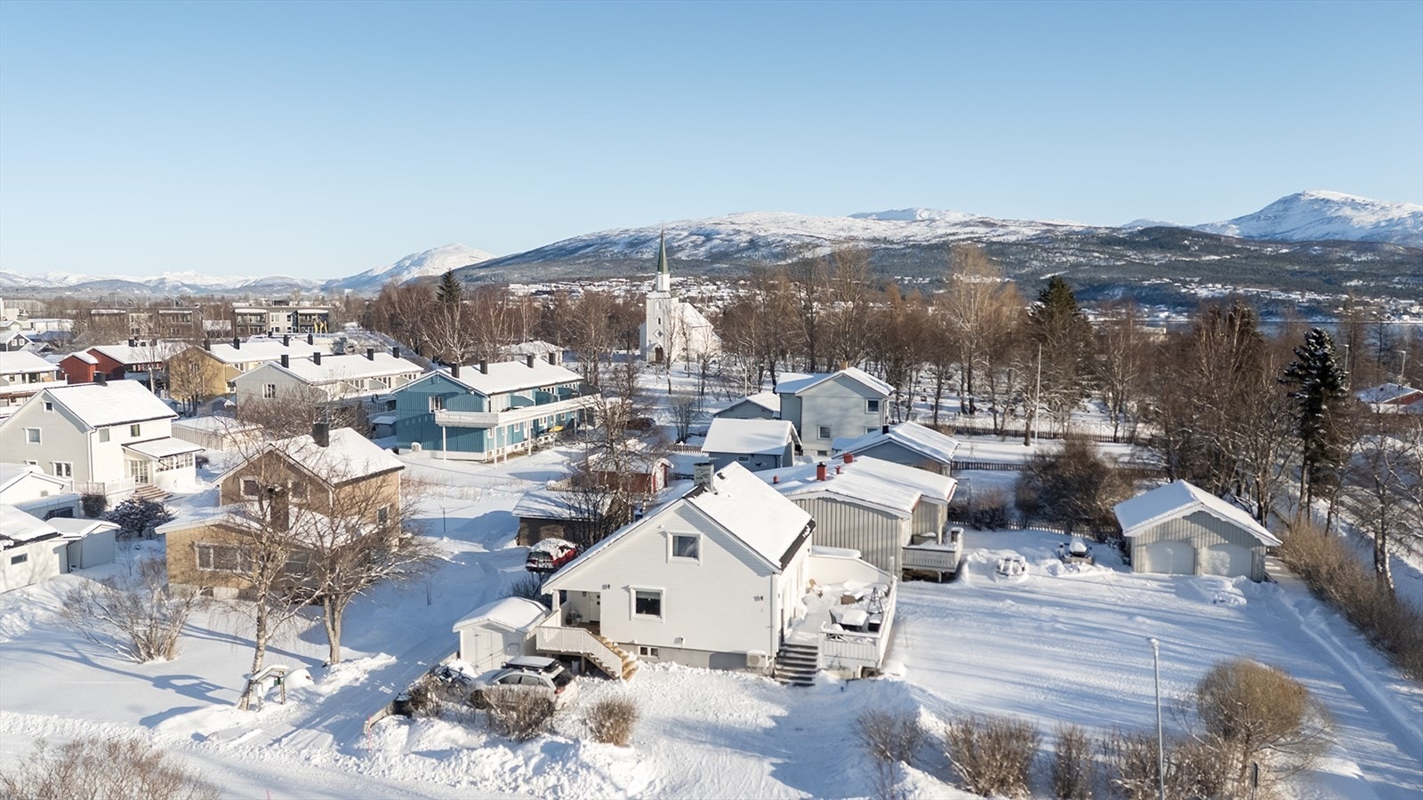 Nytt ståltak i 2000, vann og avløp inn til boligen skiftet i 2006, dreneringen fra 2009 samt utvendig etterisolert med ny kledning på 3 sider i perioden 2010 - 2014 Galleribilde