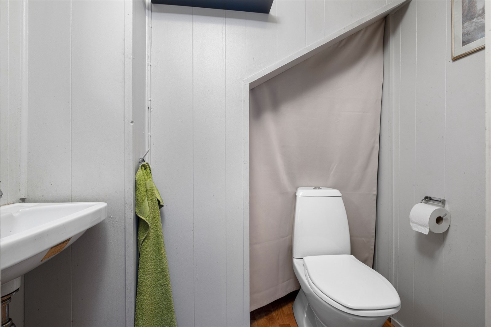 Toalettet er på 2,5m² og er innredet med naturlig avtrekk, wc og servant. Galleribilde