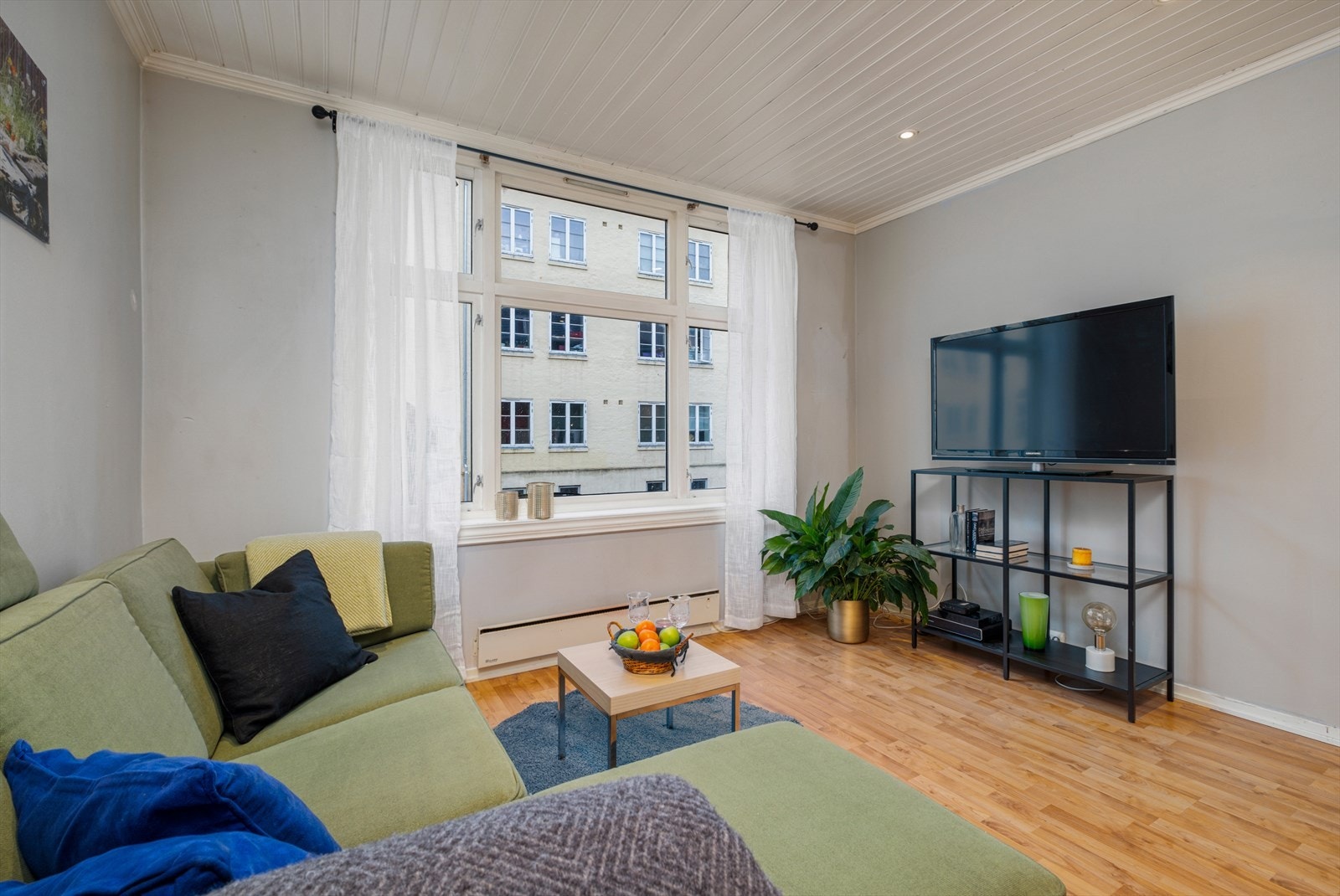 1. etasje er på flotte 39m² og inneholder stue, kjøkken, gang, toalett, bad og et soverom. Galleribilde