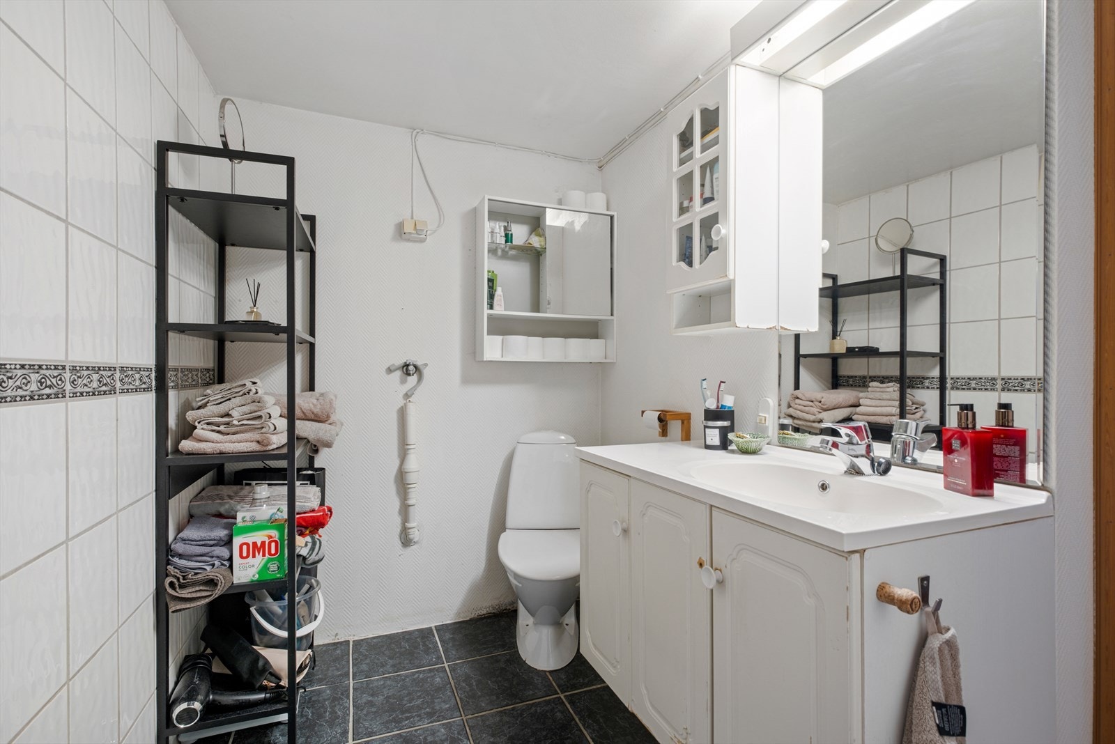 Det er innredet med mekanisk avtrekk, opplegg for vaskemaskin, servantskap og åpen dusjløsning. Galleribilde