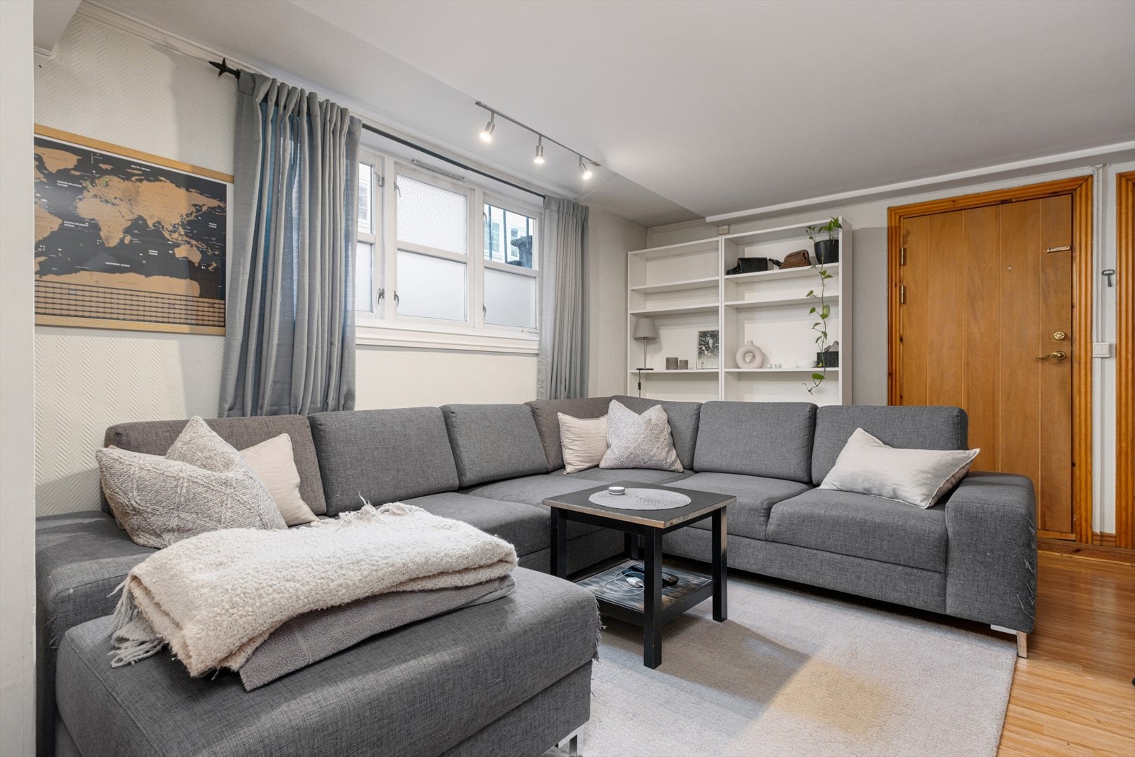 Kjelleren er på totalt 54m² med åpen stue- og kjøkkenløsning, bad, et romslig soverom og gang. Galleribilde