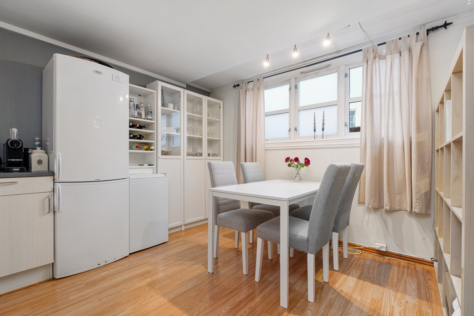 Kjøkkenet har gode møbleringsmuligheter for spisebord og tilhørende møblering. Galleribilde