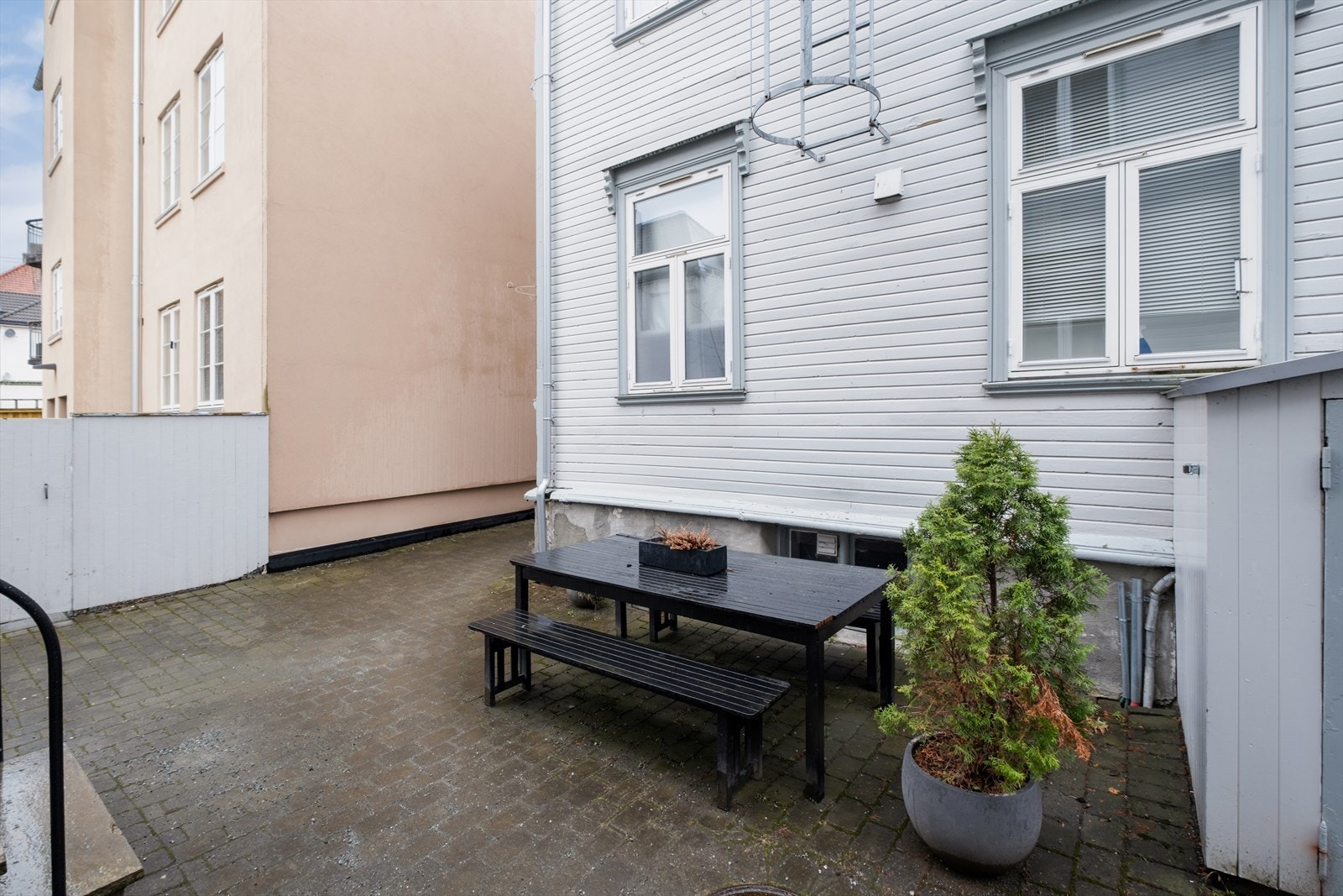 Borettslaget har felles sykkelstativ og sitteplasser i bakgården, som fritt kan brukes av beboerne etter behov . Galleribilde