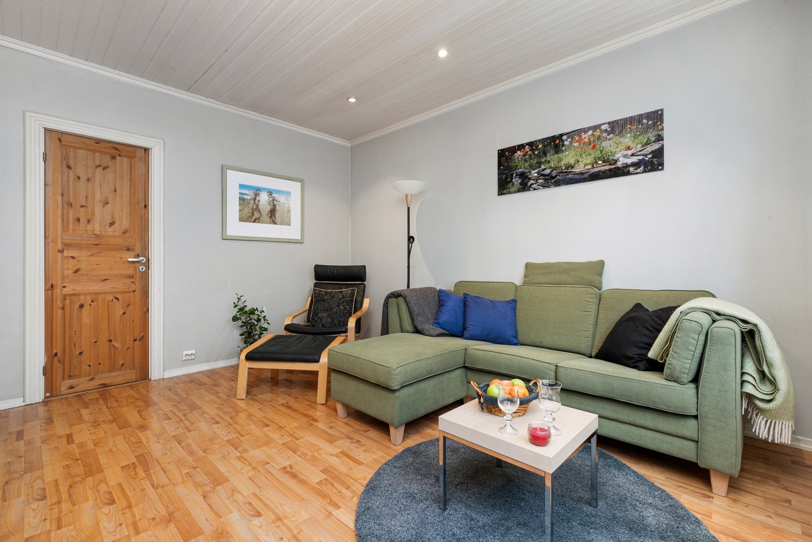 Stuen er på 15,5m². Den kan med enkelhet møbleres etter eget ønske. Galleribilde