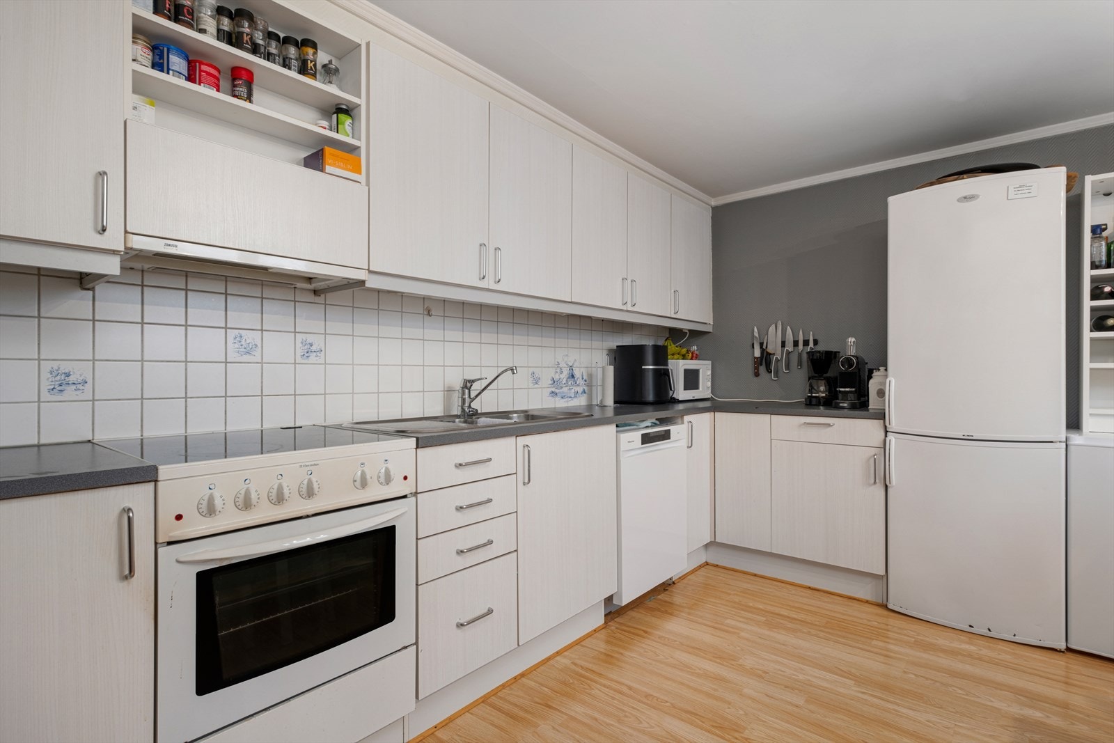 Kjøkkenet har godt med oppbevaringsplass i både skuffer og skap. Her er det innredet med kullfiltervifte over stekesonen og opplegg for oppvaskmaskin. Galleribilde