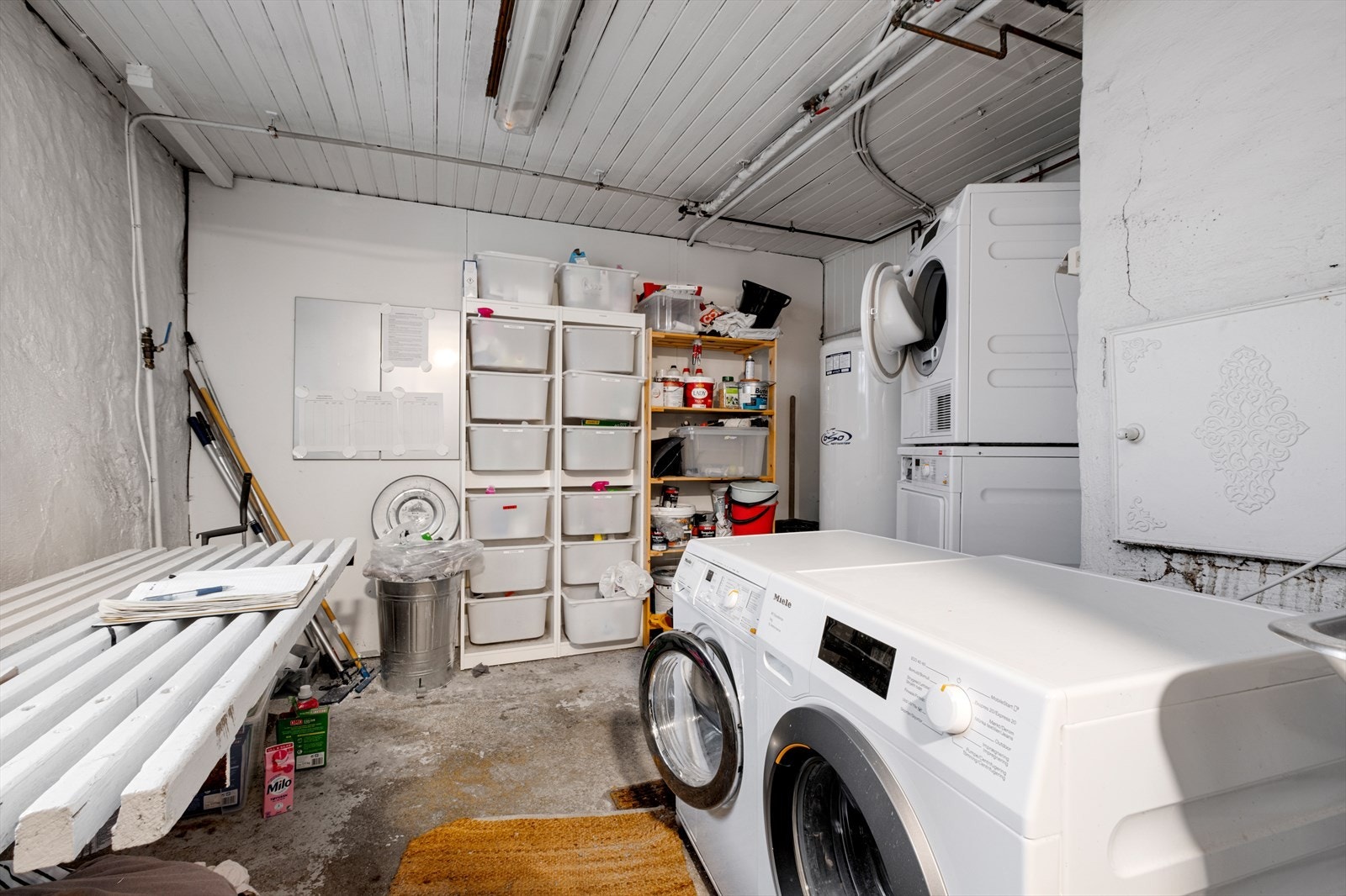 Borettslaget har et felles vaskerom i kjeller med både vaskemaskin og tørketrommel. Beboerne kan fritt bruke vaskerommet etter eget ønske på avtalt tidspunkt på felles vaskeliste. Galleribilde