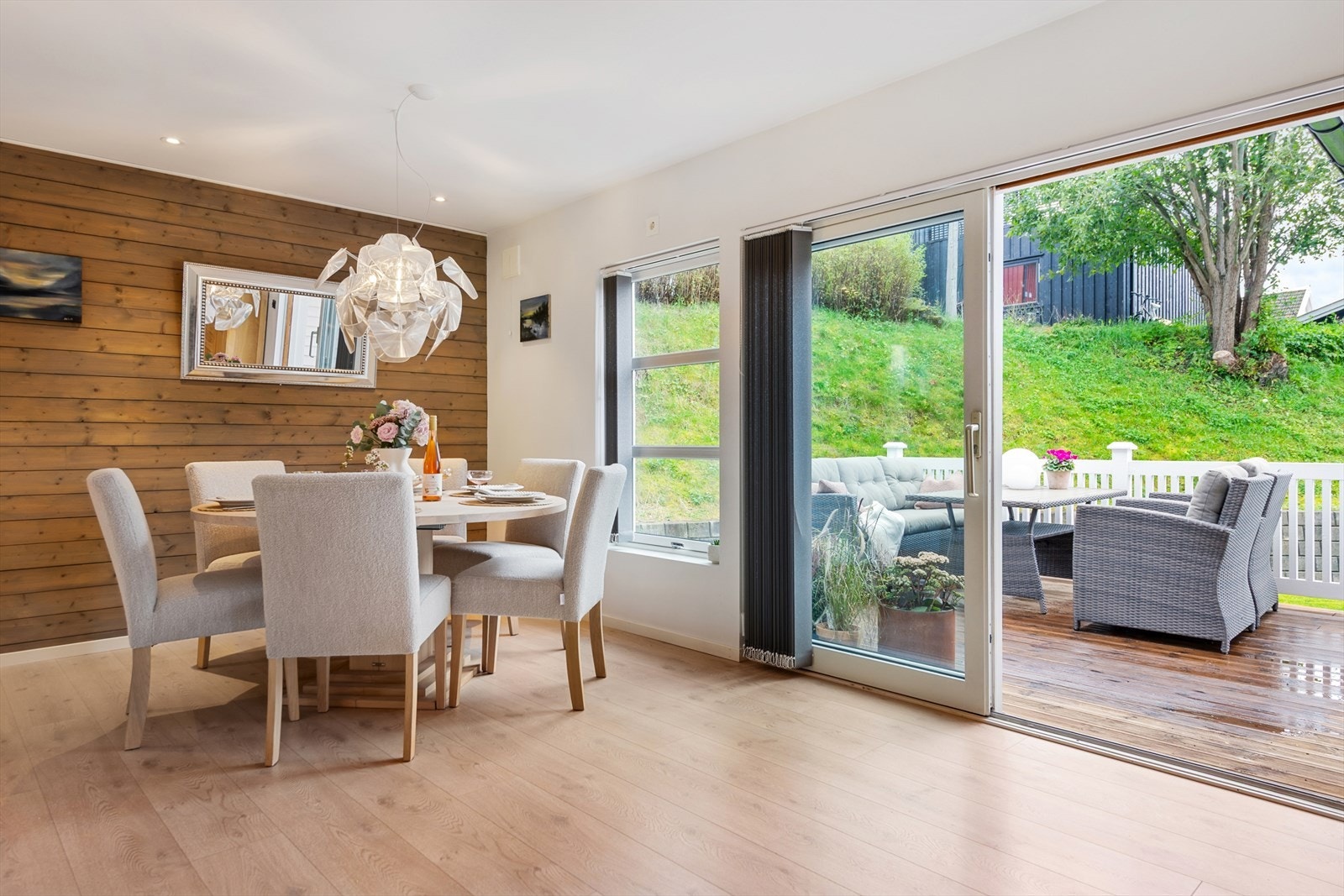 Fra oppholdsrommet er det også direkte utgang til veranda på ca. 17 m2 som gir et herlig uteområde i sommerhalvåret. Galleribilde