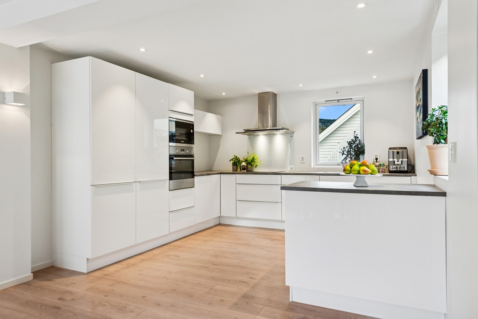 Det er utstyrt med kjøl/fryseskap, oppvaskmaskin, platetopp, mikrobølgeovn og stekeovn. Vedr. hvitevarer se pkt. "løsøre og tilbehør" i salgsoppgaven. Galleribilde