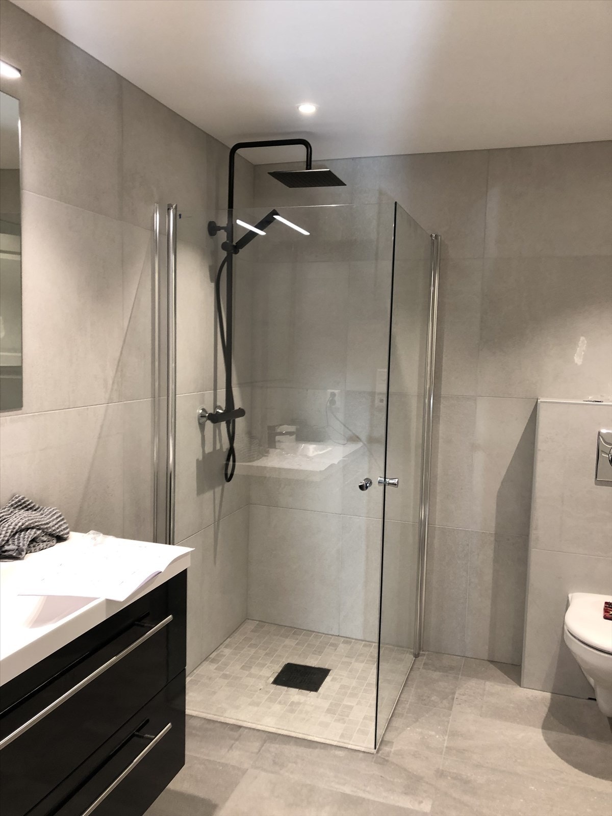 I tillegg til oppholdsrommet med stue/kjøkken/soverom har denne delen av hjemmet et kombinert bad og vaskerom. Galleribilde