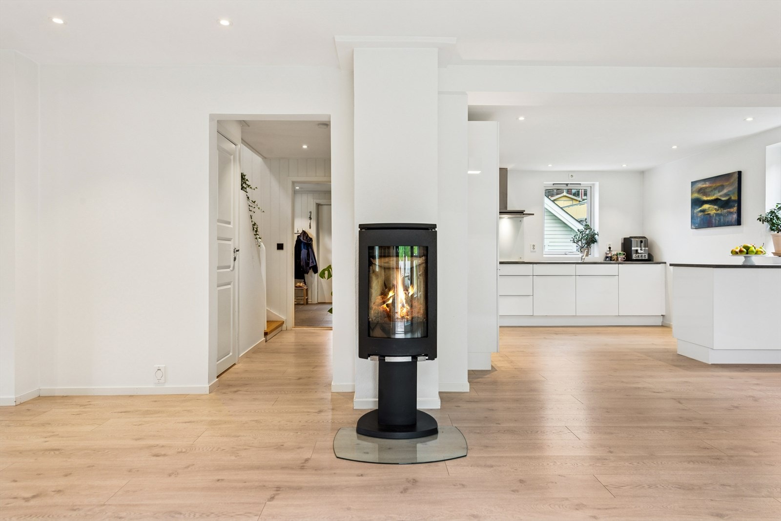 Vedovn sentrert i rommet for ekstra god temperatur og knitrende hygge. Galleribilde