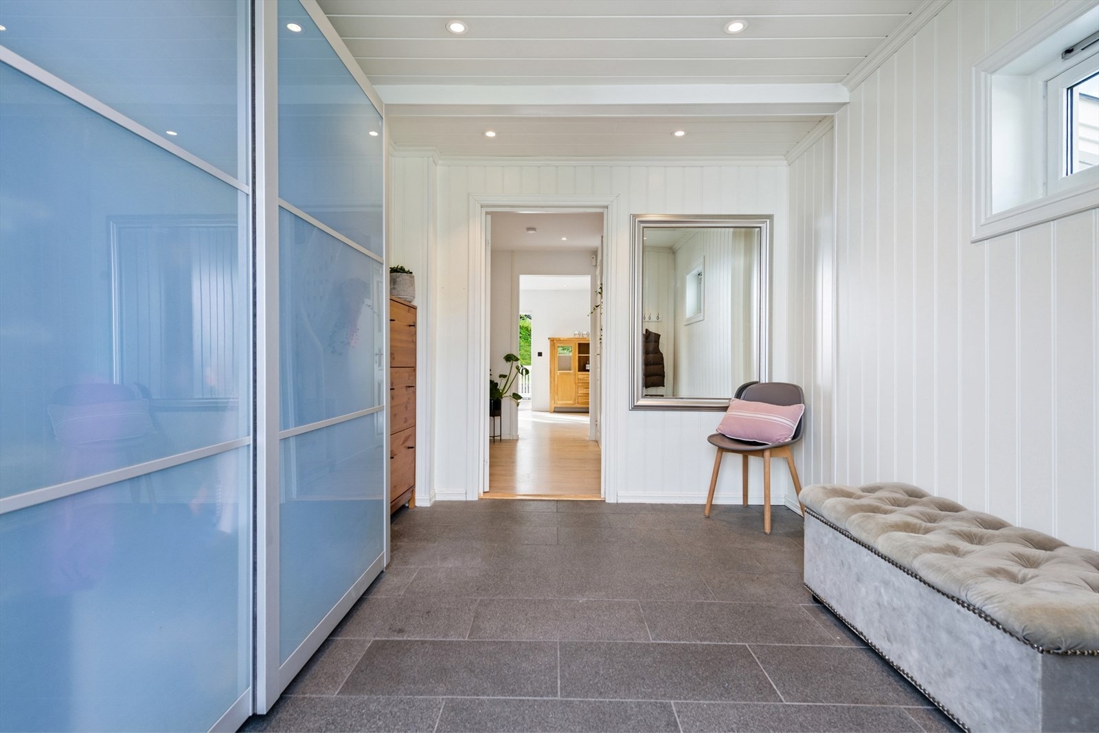 Nytt inngangsparti/entré med varmekabler og fliser fra 2008. Galleribilde