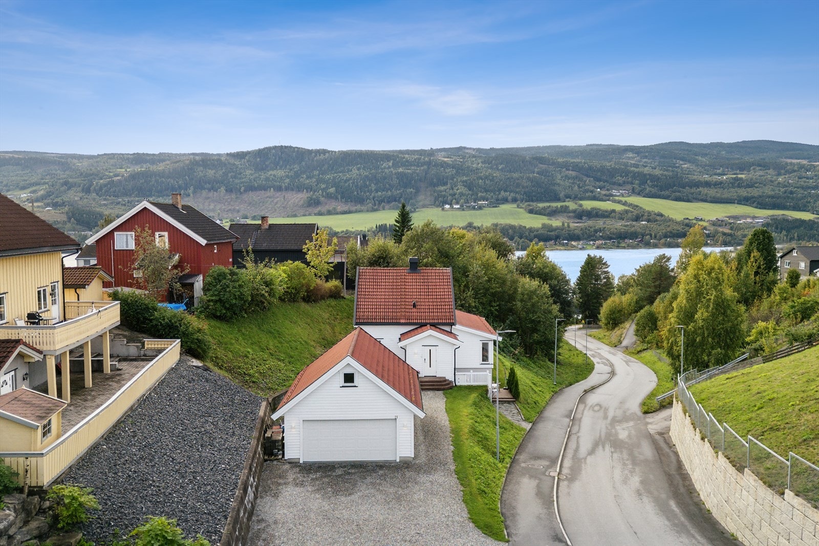 Gårdsplass gruset opp og masse fjernet i 2025. Galleribilde