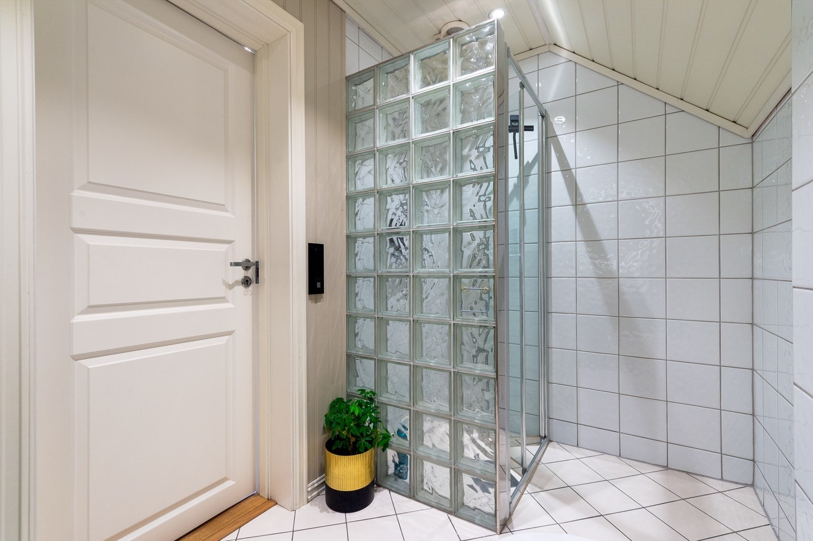 Rommet har fliser og panel på veggene, samt panel i taket. Gulvet er flislagt og utstyrt med elektriske varmekabler. Galleribilde