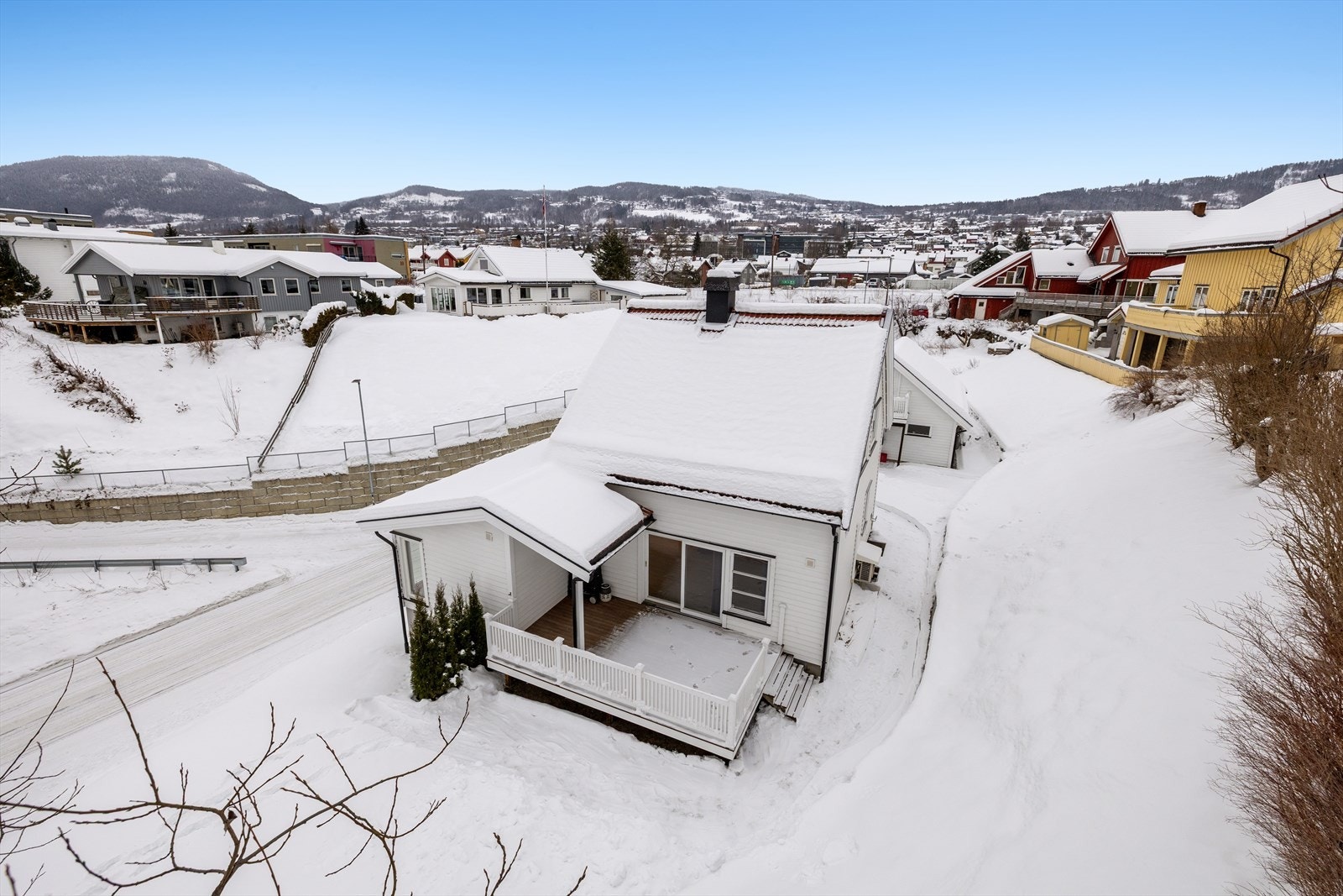 Familievennlig område med gangavstand til lekeplass, barnehage, skoler i alle trinn og god offentlig kommunikasjon. Galleribilde