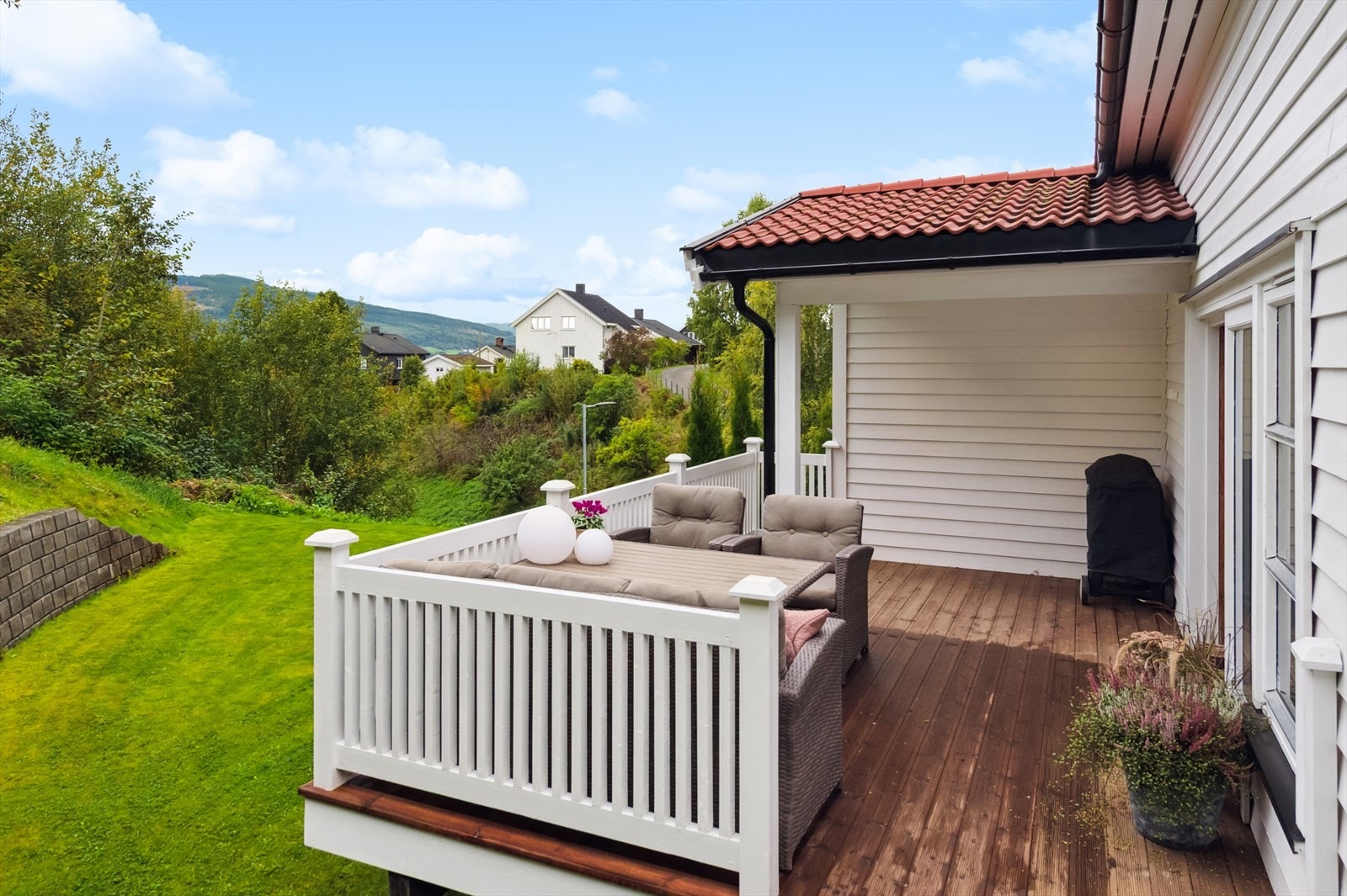 Et uterom som utvider boligens bruksareal og inviterer til et avslappet utemiljø i sommerhalvåret. Galleribilde