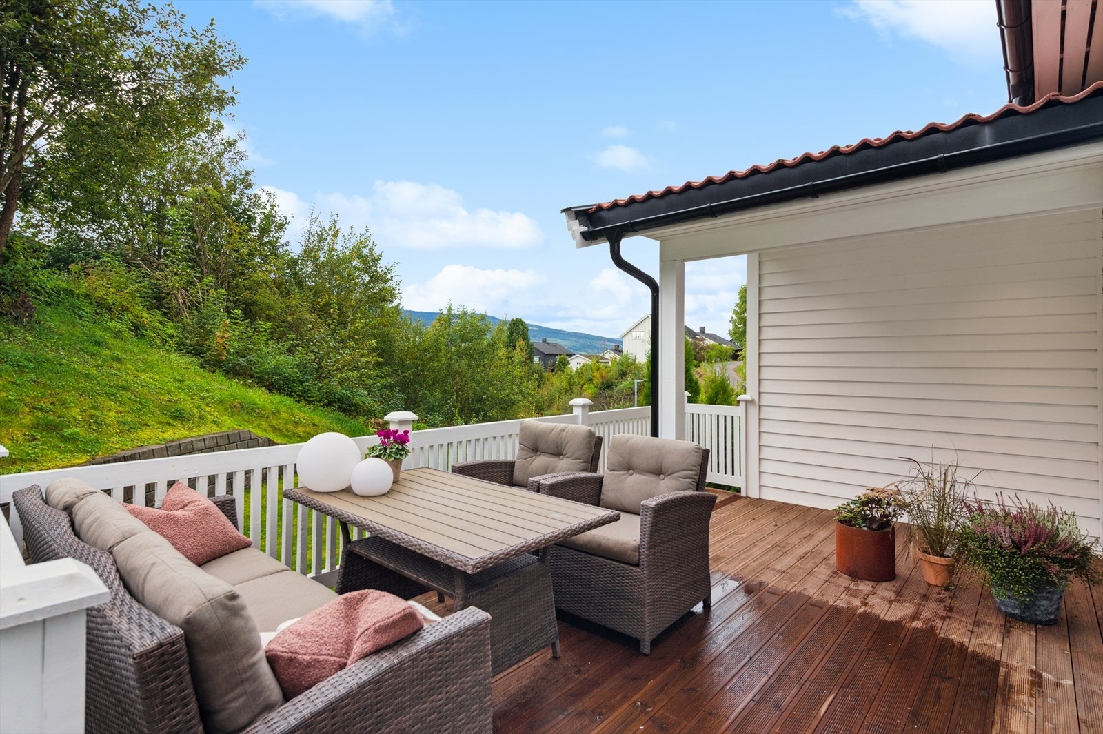 Uteplassen har god plass til diverse møblement og grill. Galleribilde