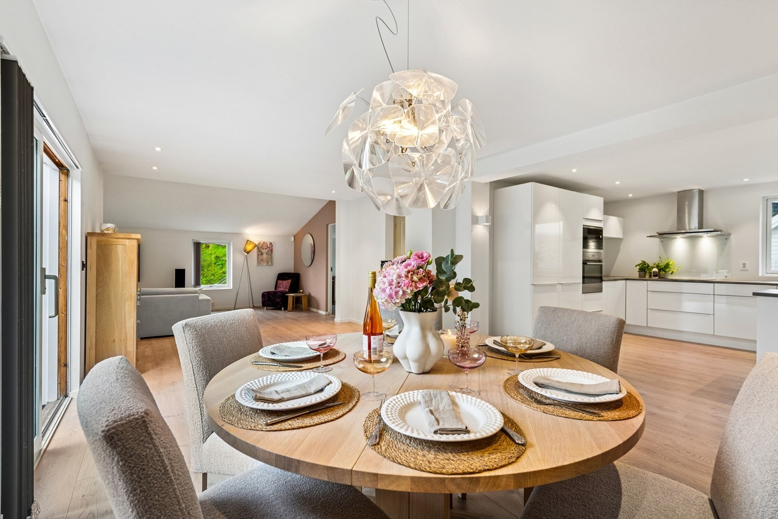 Stue mot kjøkken i boligens 1. etasje. Galleribilde