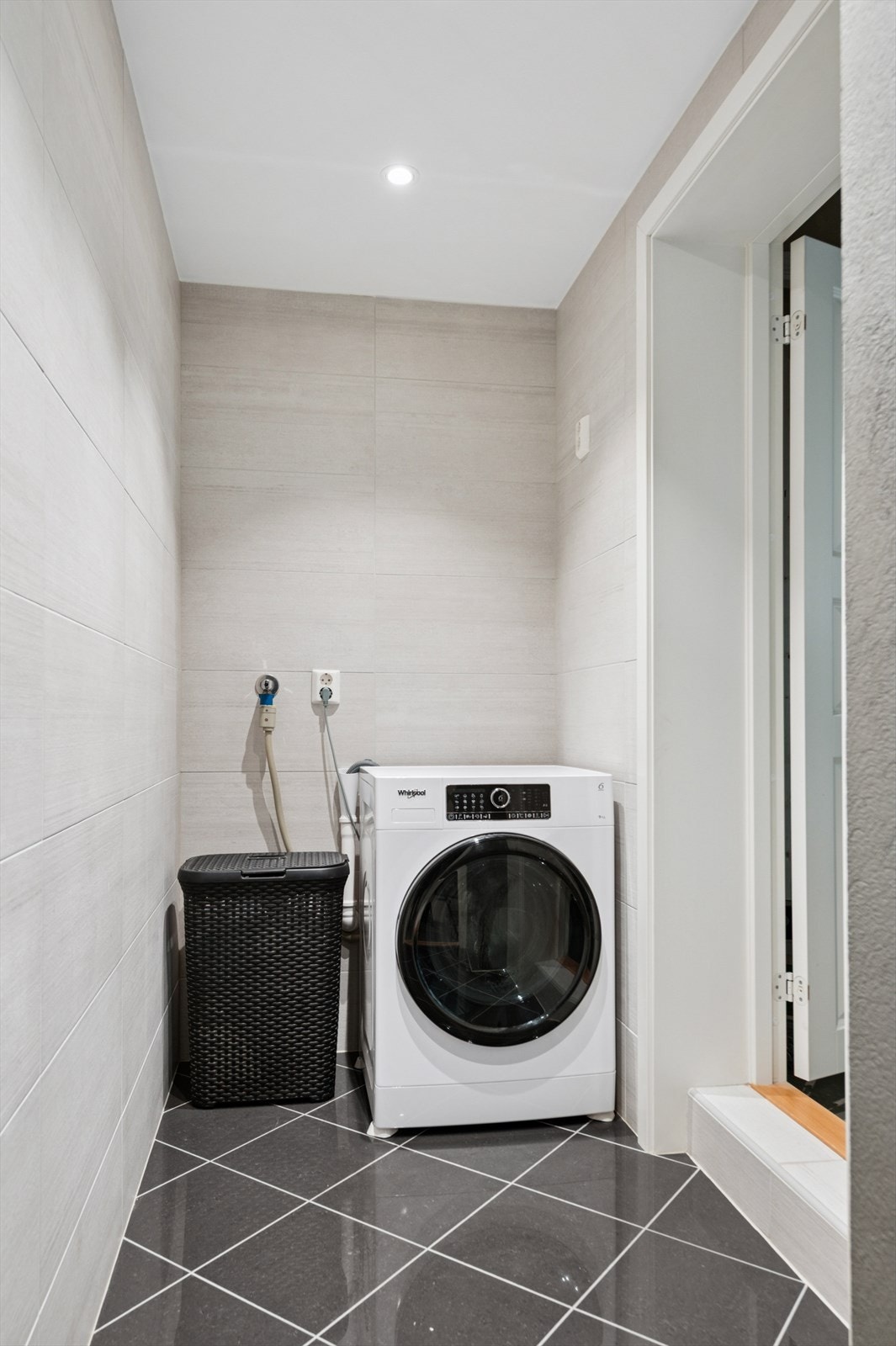 I U. etasje er det også et teknisk rom/gang som fungerer som vaskerom, med opplegg for vaskemaskin. Rommet har ingen egen ventilasjon. Galleribilde