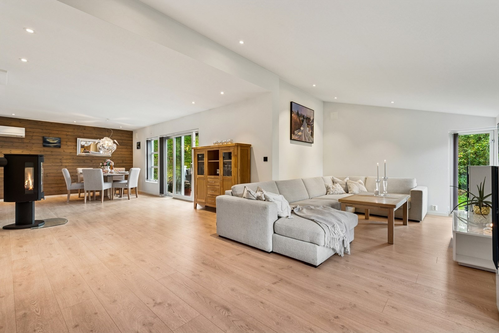 Stuen innbyr til både avslappende stunder og sosiale sammenkomster med plass til både spisegruppe og sofa med tilhørende møblement. Et lyst, men samtidig lunt oppholdsrom hvor du og besøkende kan nyte både avslappende og sosiale stunder. Galleribilde