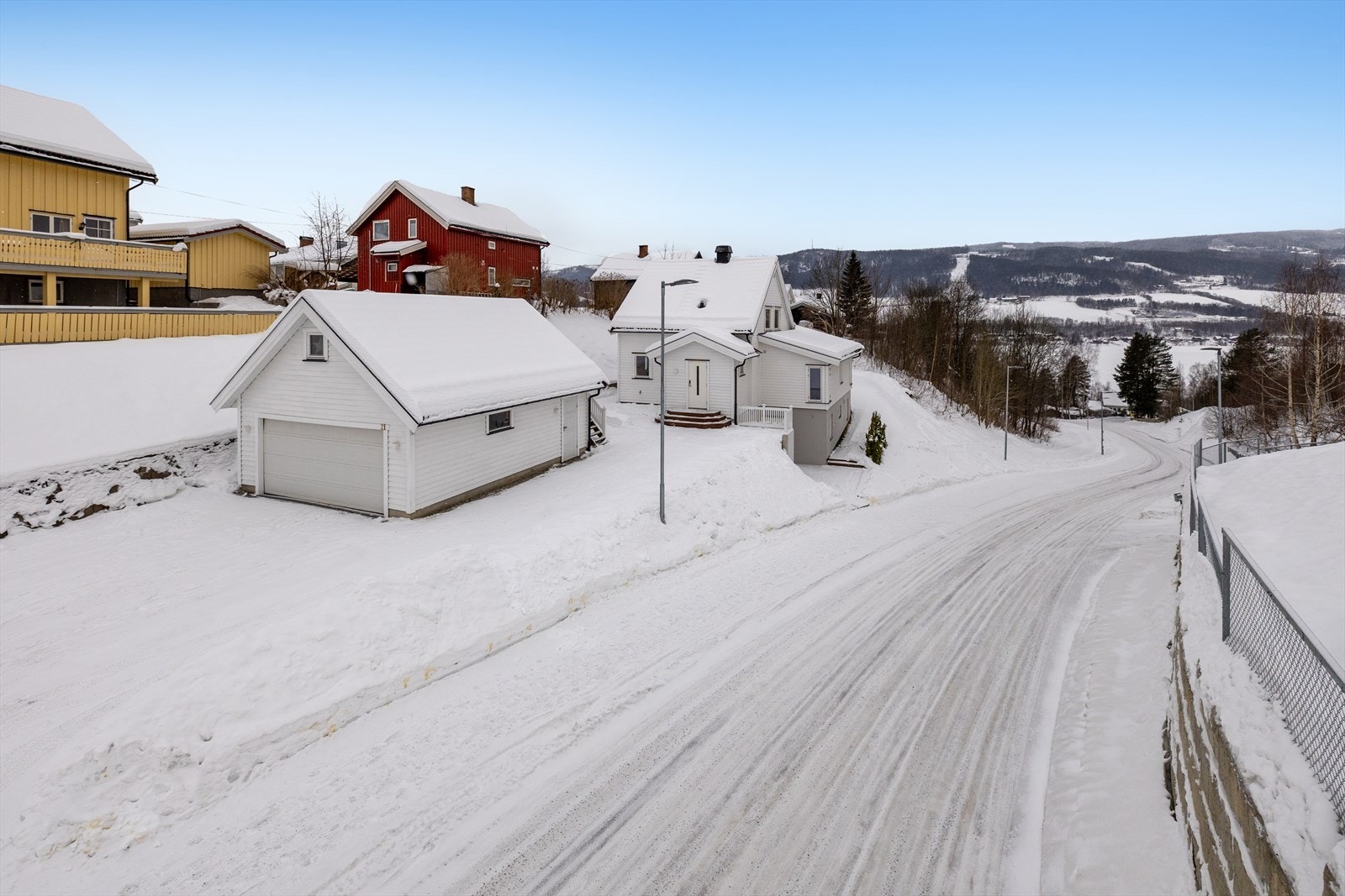 Eiendommen består av tre bruksnummer og har en dobbeltgarasje med lagringsloft og el-bil lader, plassert på en av disse. Galleribilde