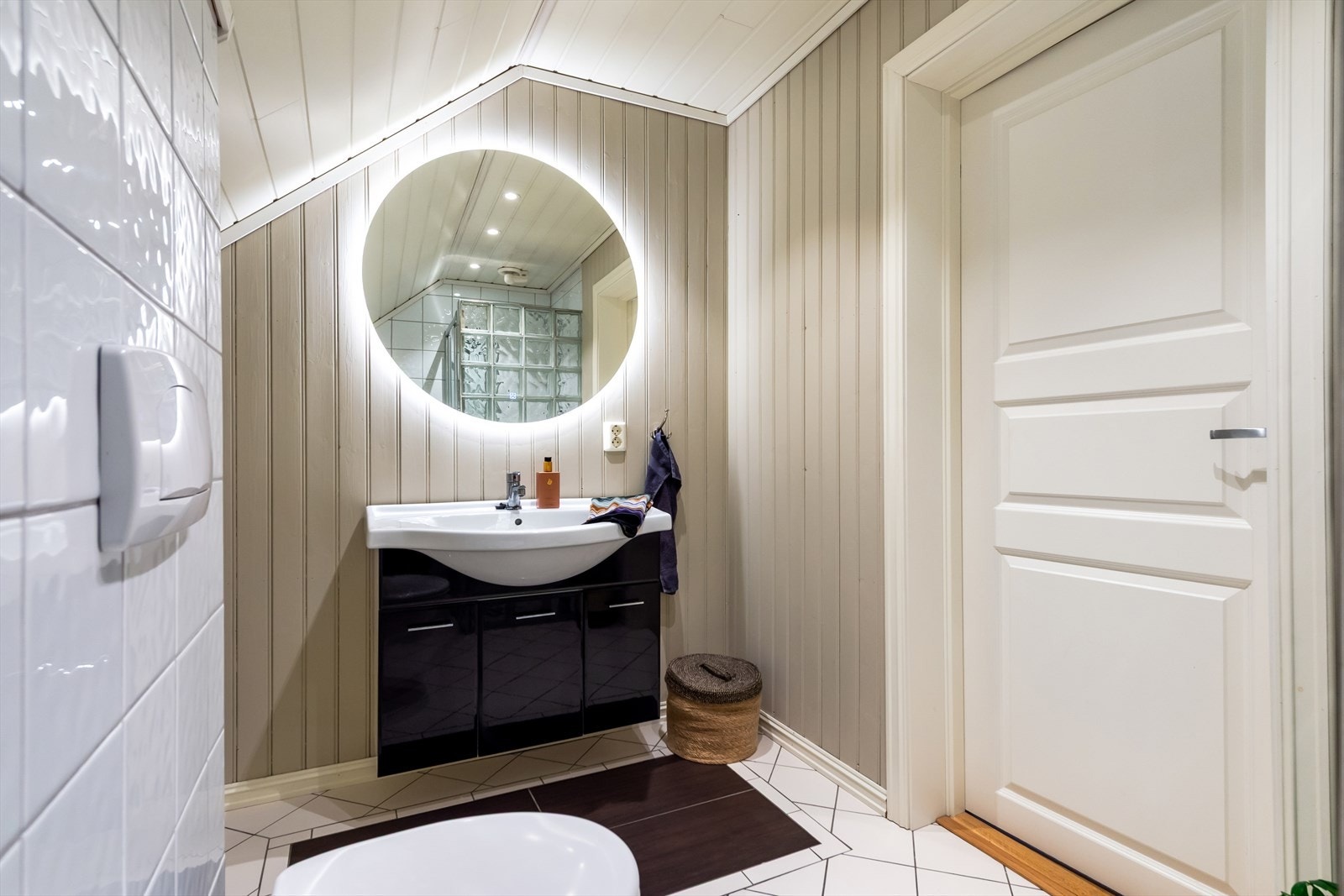 Hoveddelen har også to bad, hvorav ett beliggende i 2. etasje og ett i boligens U. etasje. Galleribilde