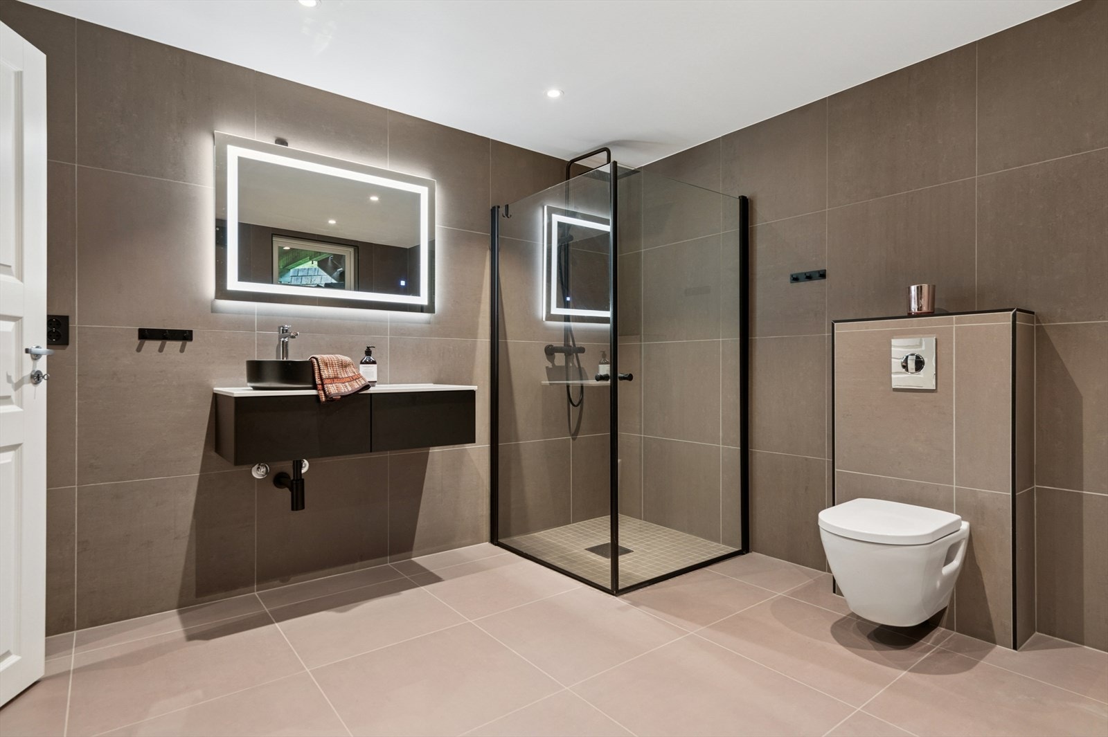 Rommet har flislagt gulv med elektriske varmekabler. Vegger er kledd med fliser og malte plater, og taket er malt. Galleribilde