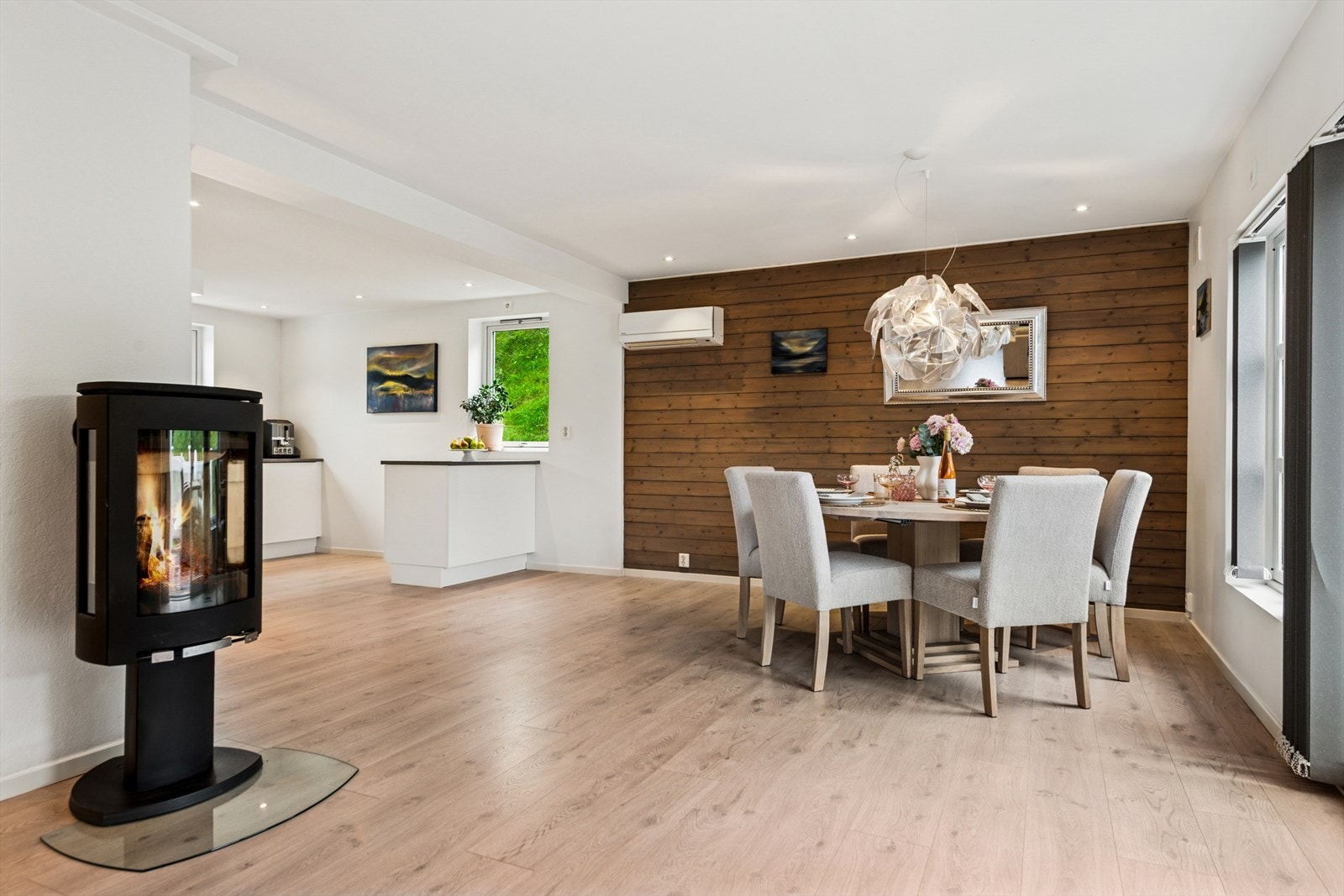 Åpen løsning til hjemmets delikate kjøkken. Galleribilde