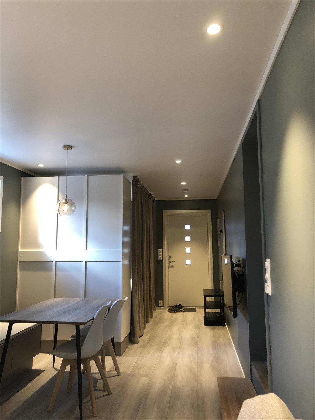 I den separate utleieenheten er det et oppholdsrom som kombinerer stue/kjøkken og soverom i ett. Galleribilde